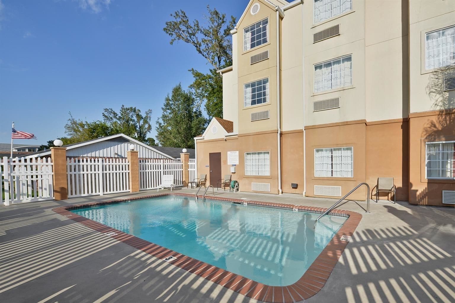 Americas Best Value Inn & Suites - Lake Charles / I-210 Exit 5