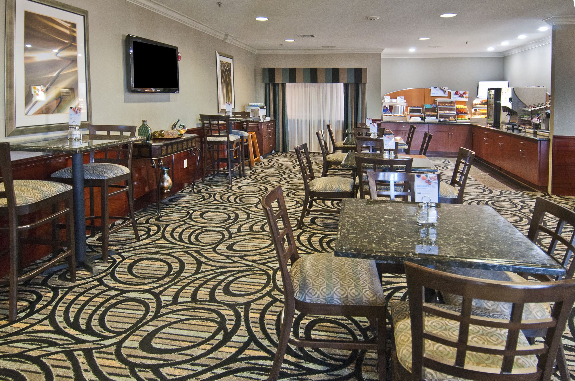 Holiday Inn Express Hotel & Suites Lake Charles