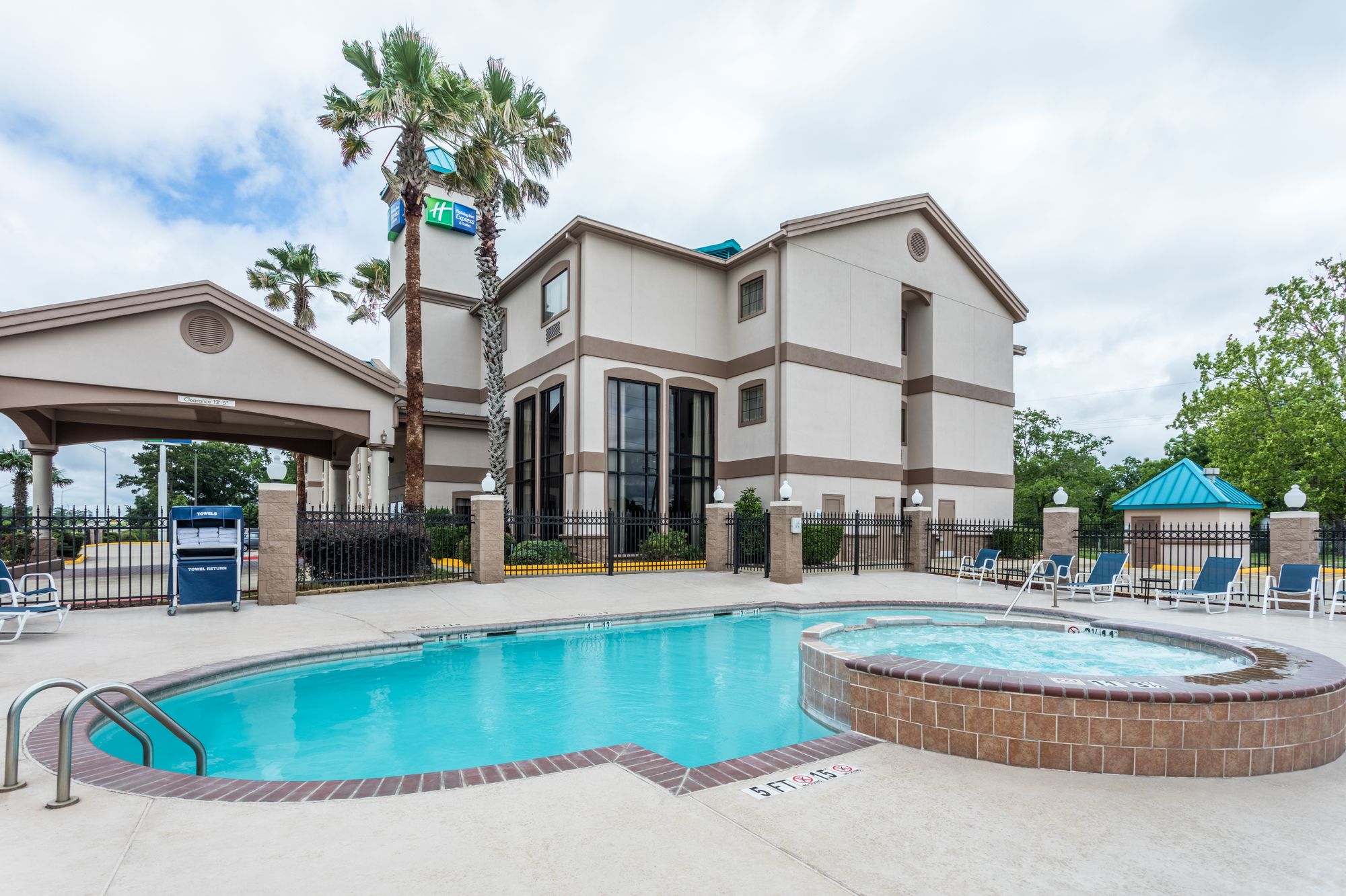 Holiday Inn Express Hotel & Suites Lake Charles