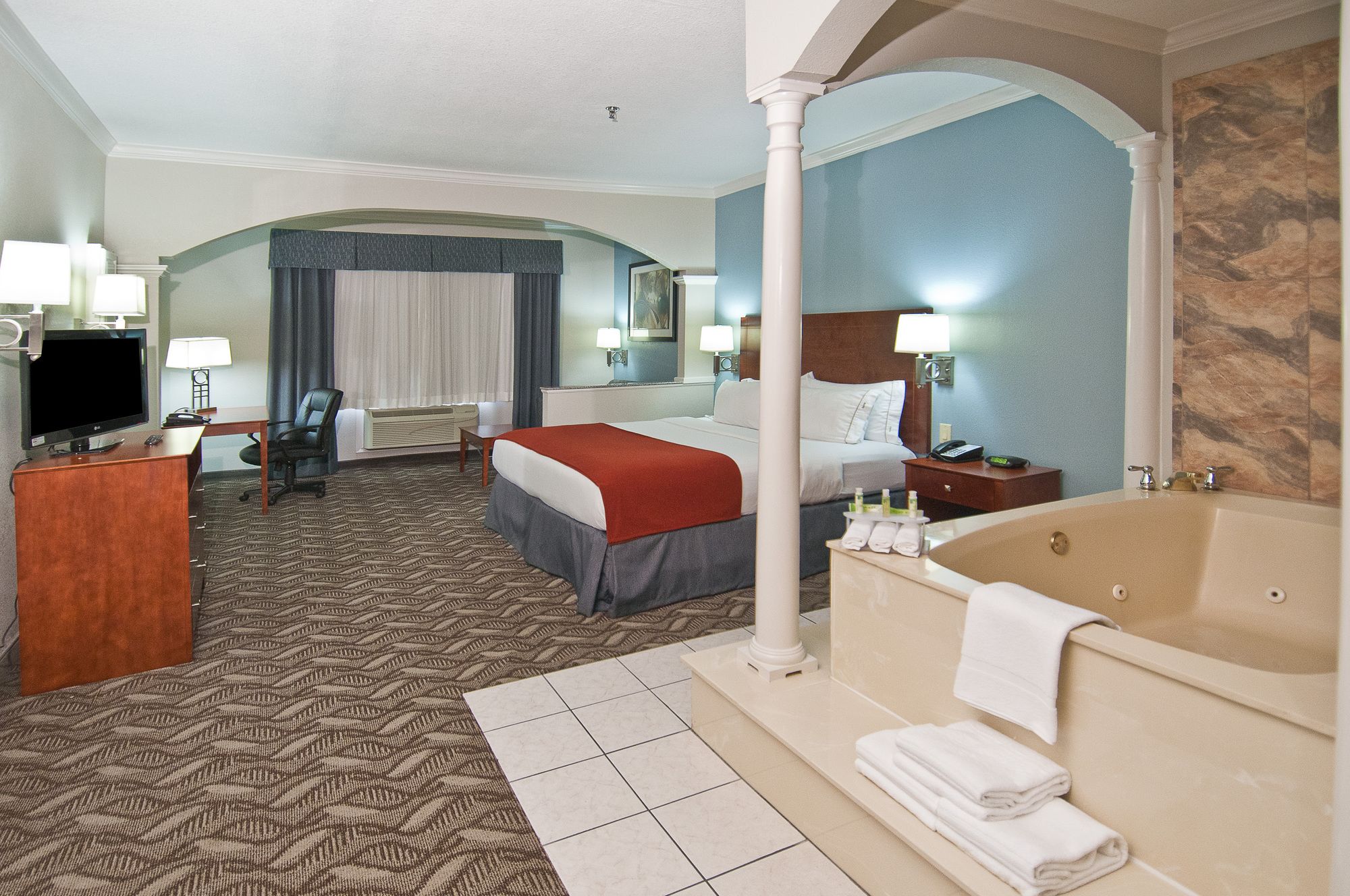 Holiday Inn Express Hotel & Suites Lake Charles