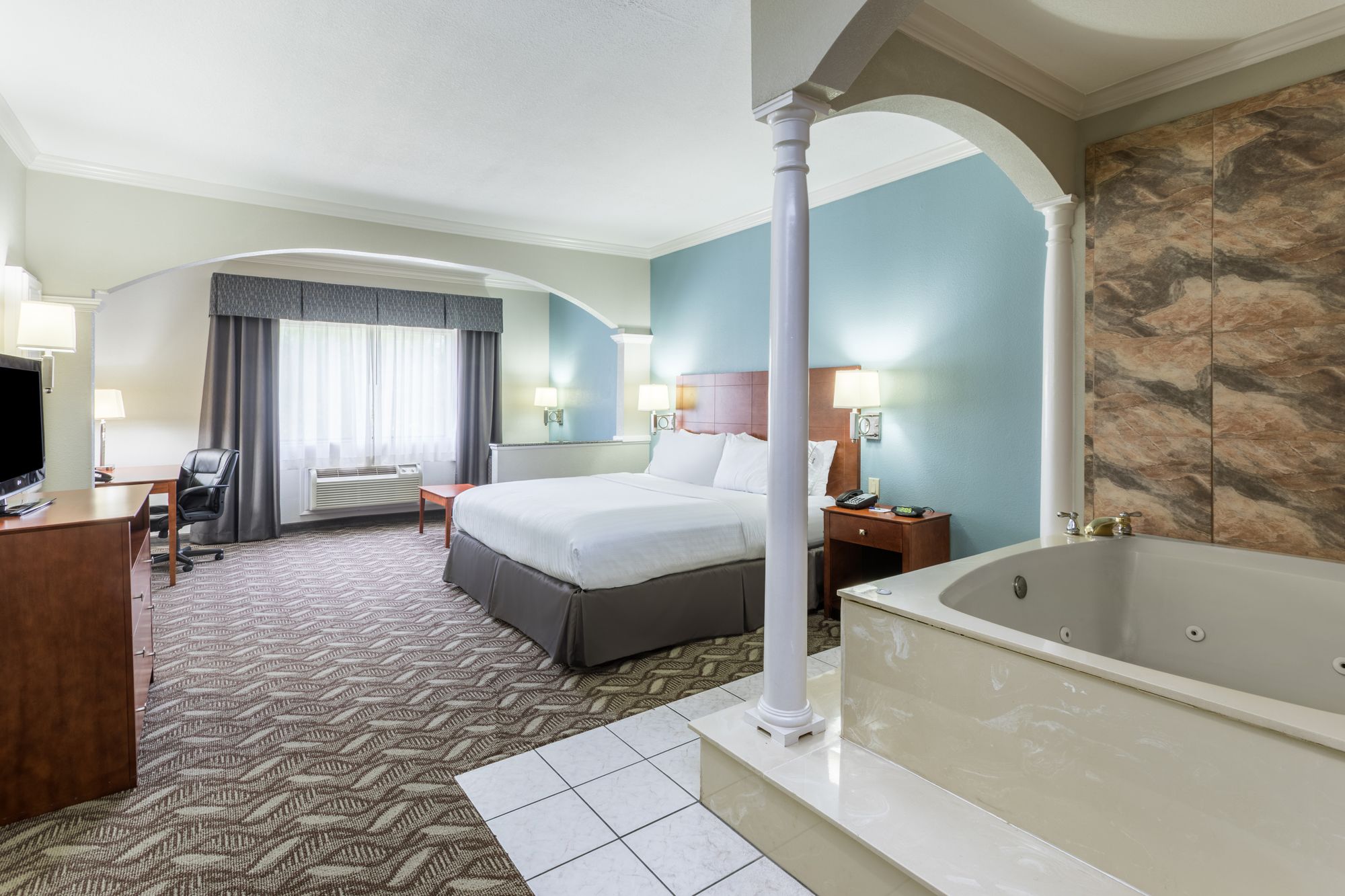 Holiday Inn Express Hotel & Suites Lake Charles