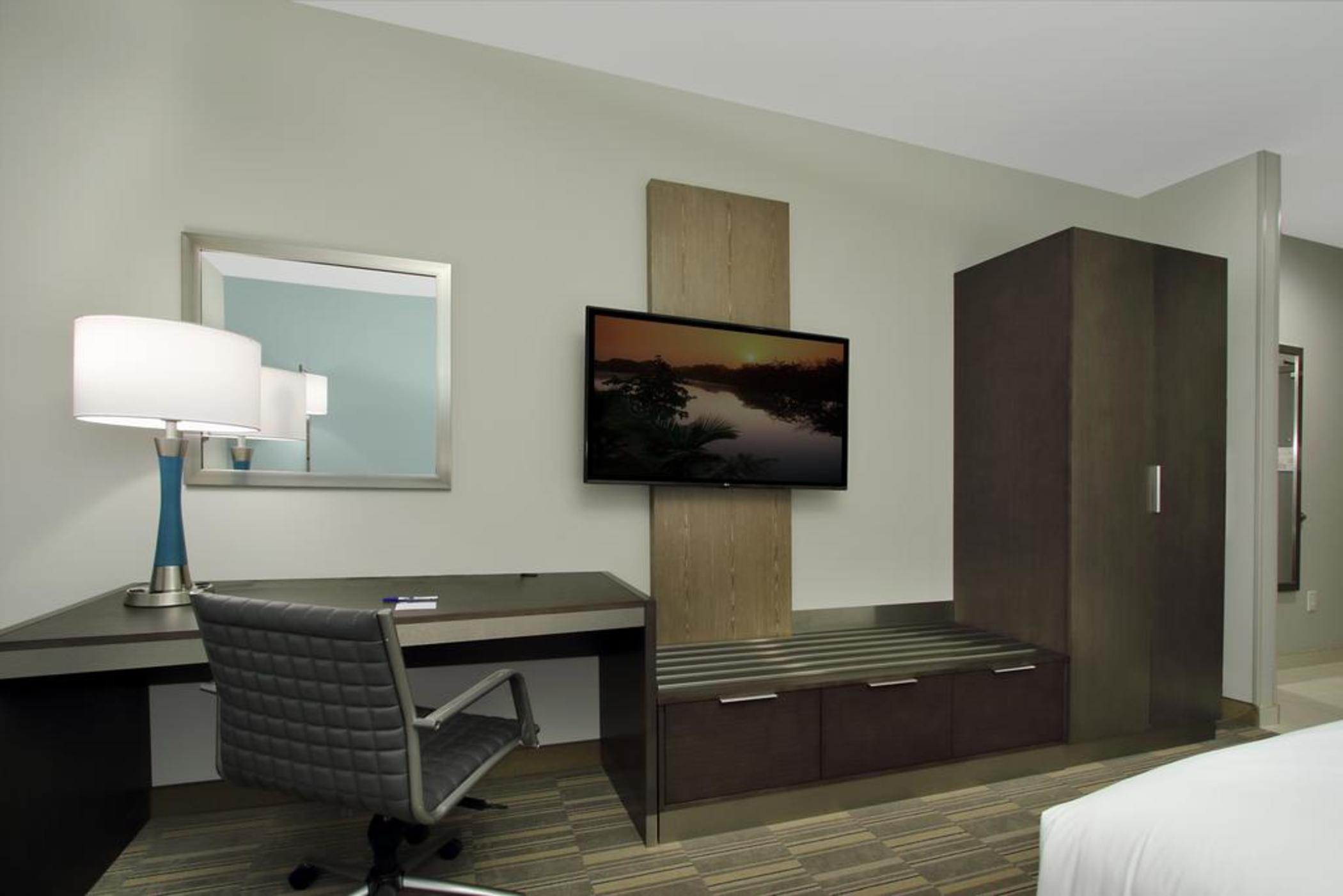 Holiday Inn Express & Suites Lake Charles South Casino Area