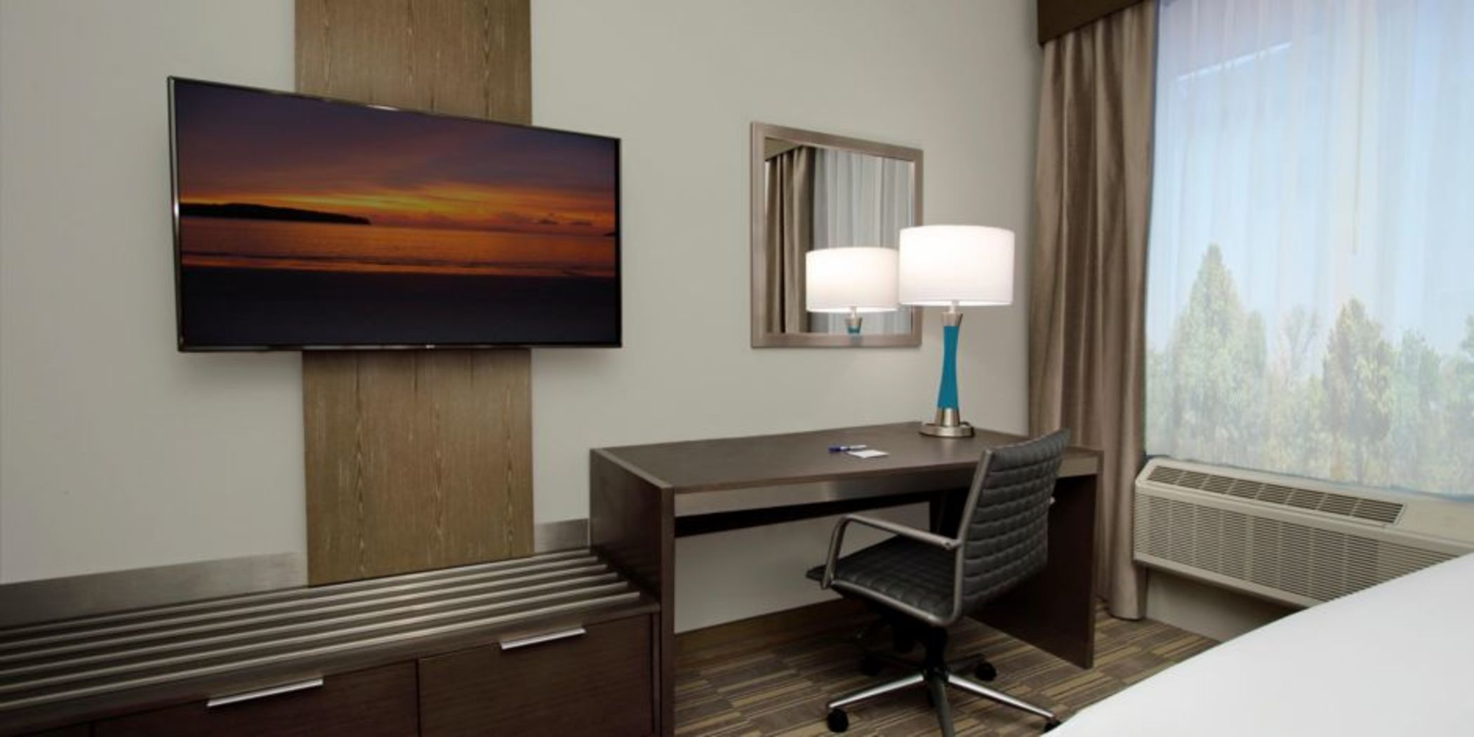 Holiday Inn Express & Suites Lake Charles South Casino Area