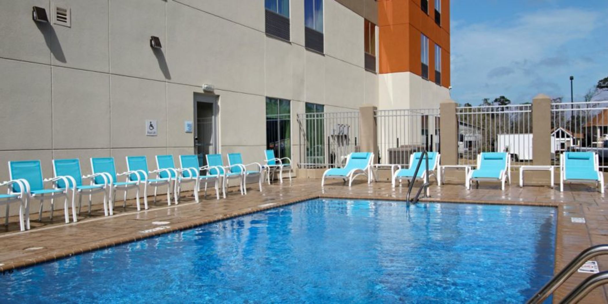 Holiday Inn Express & Suites Lake Charles South Casino Area