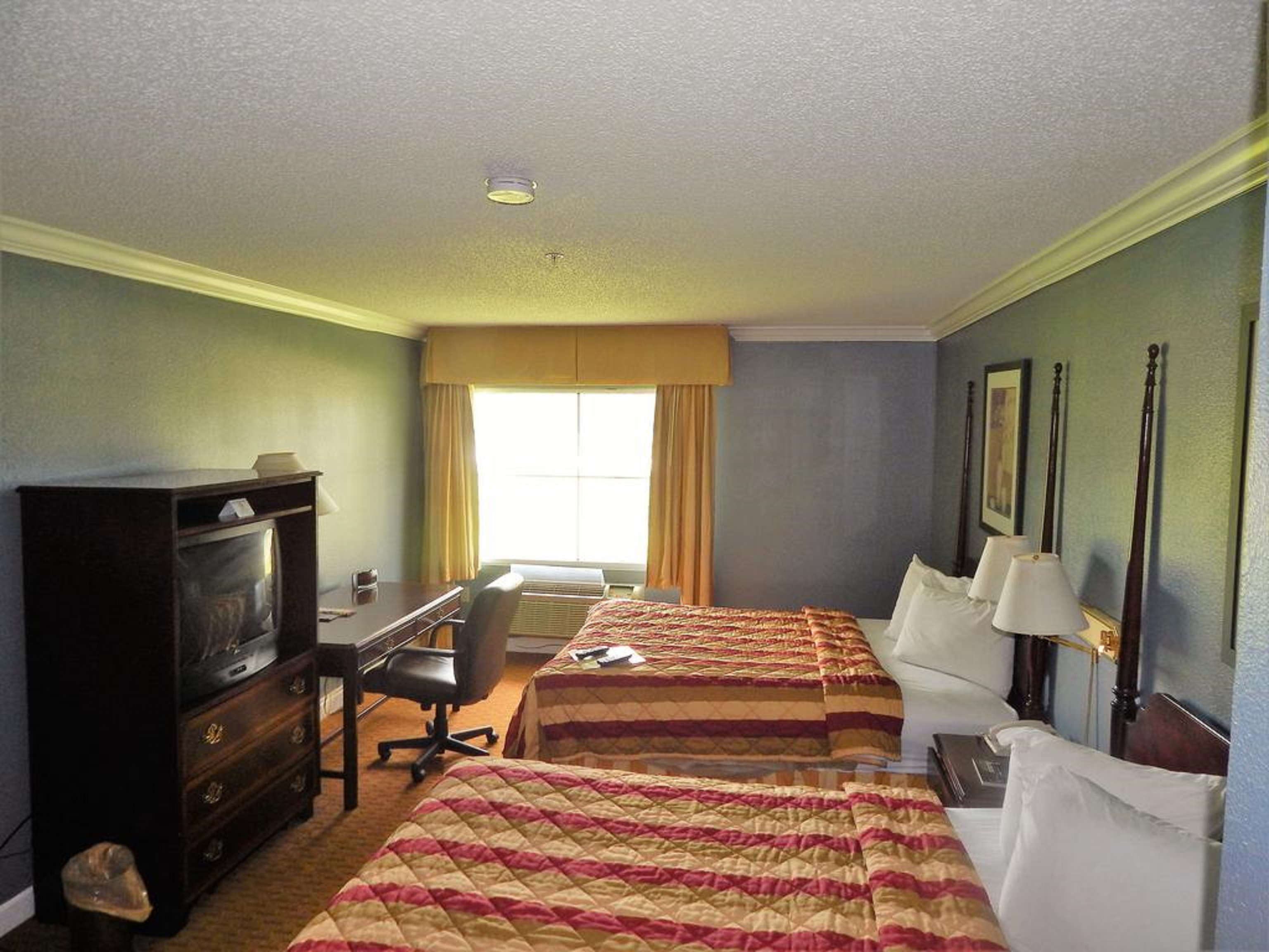 Richmond Suites Hotel