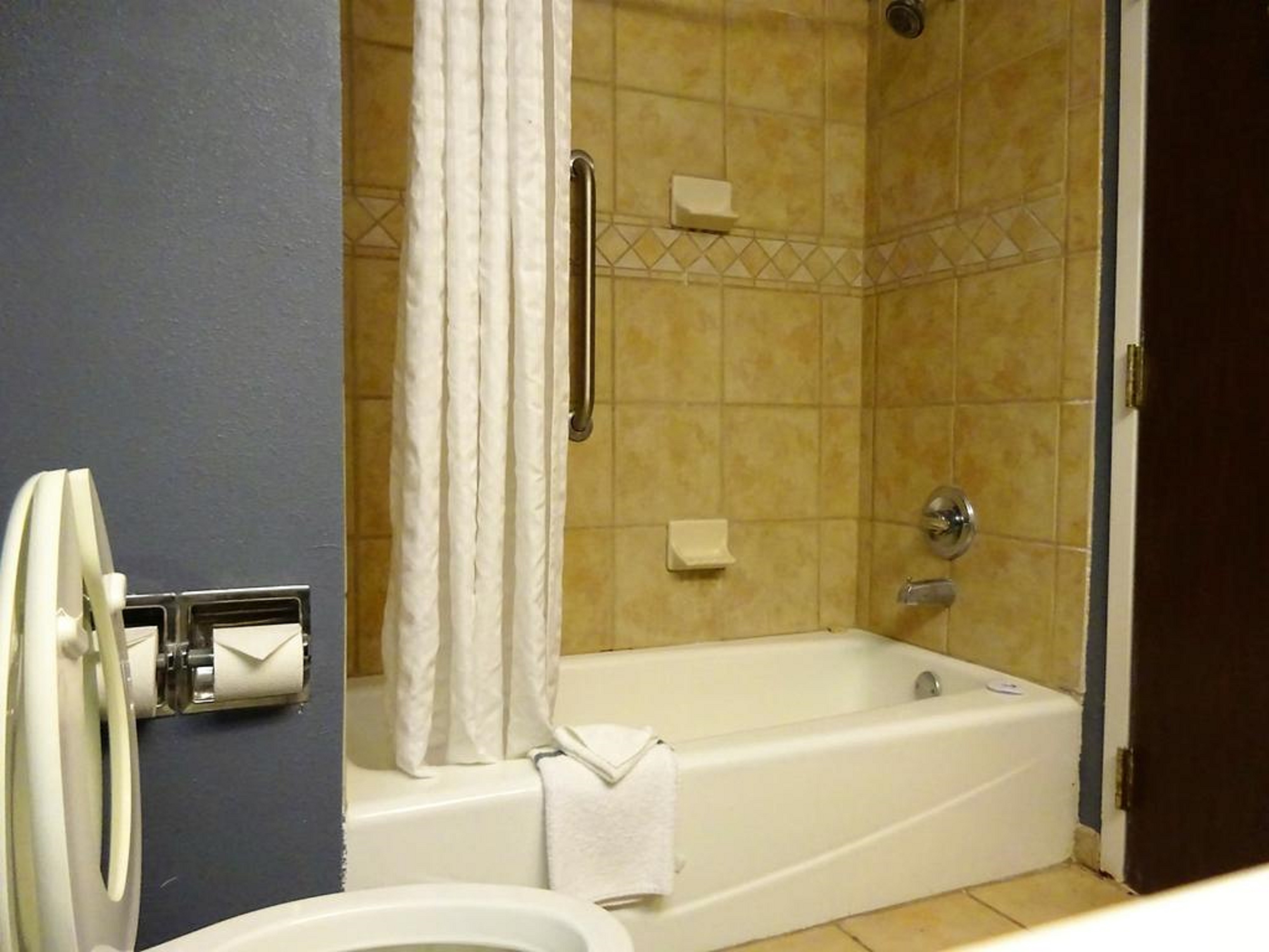 Richmond Suites Hotel