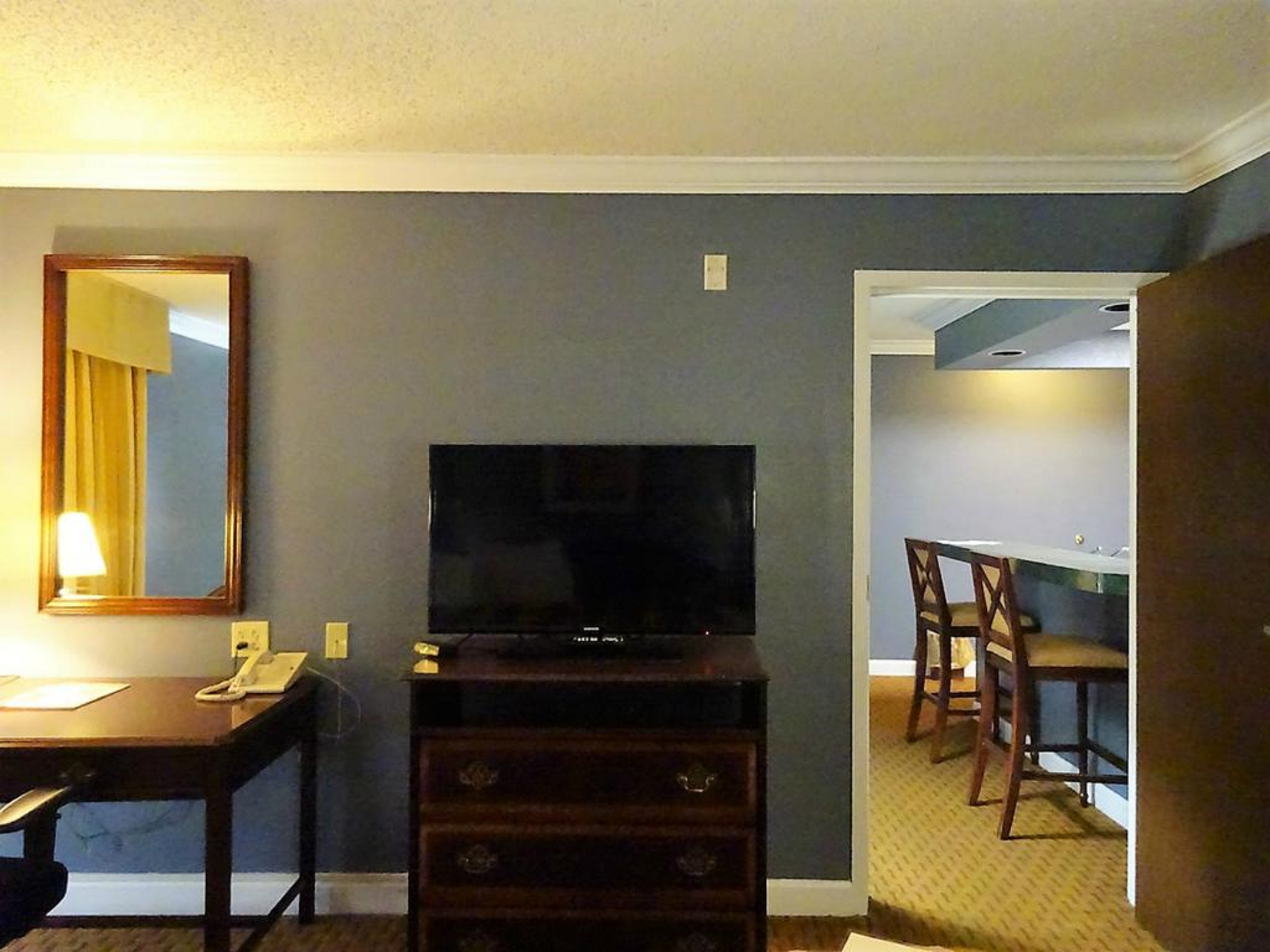 Richmond Suites Hotel