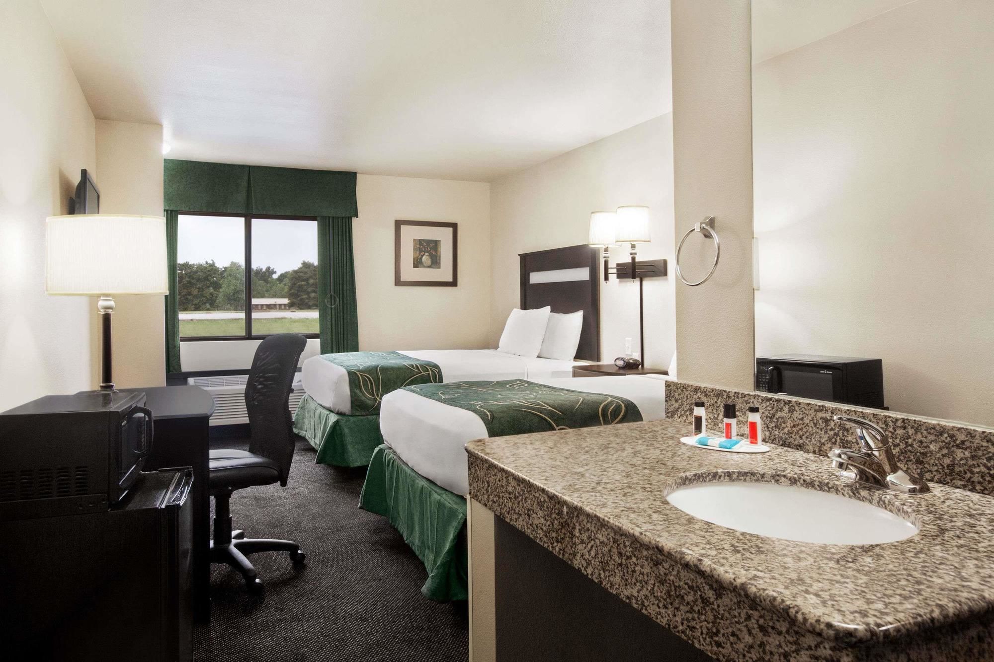 Travelodge by Wyndham Livonia