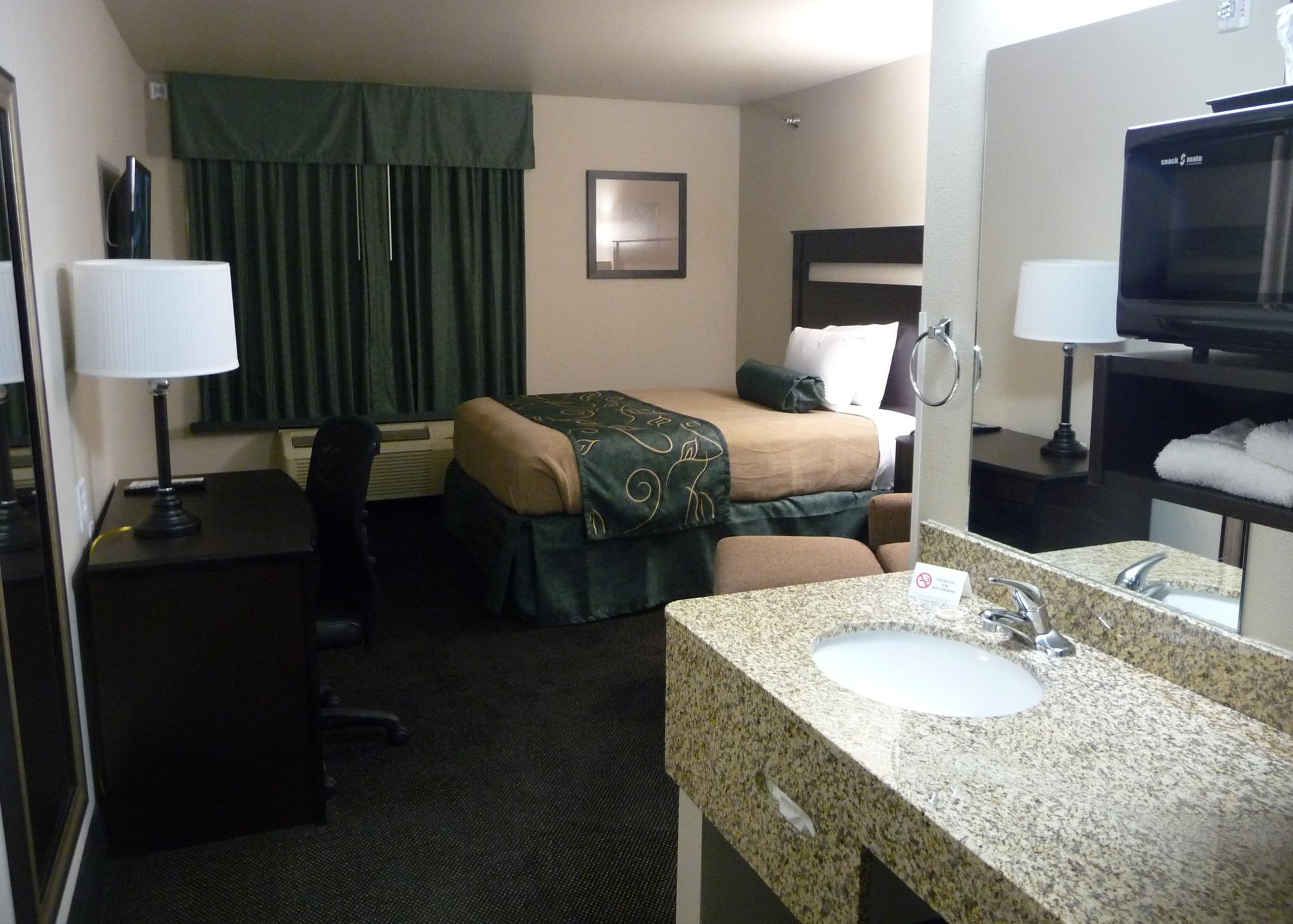 Travelodge by Wyndham Livonia