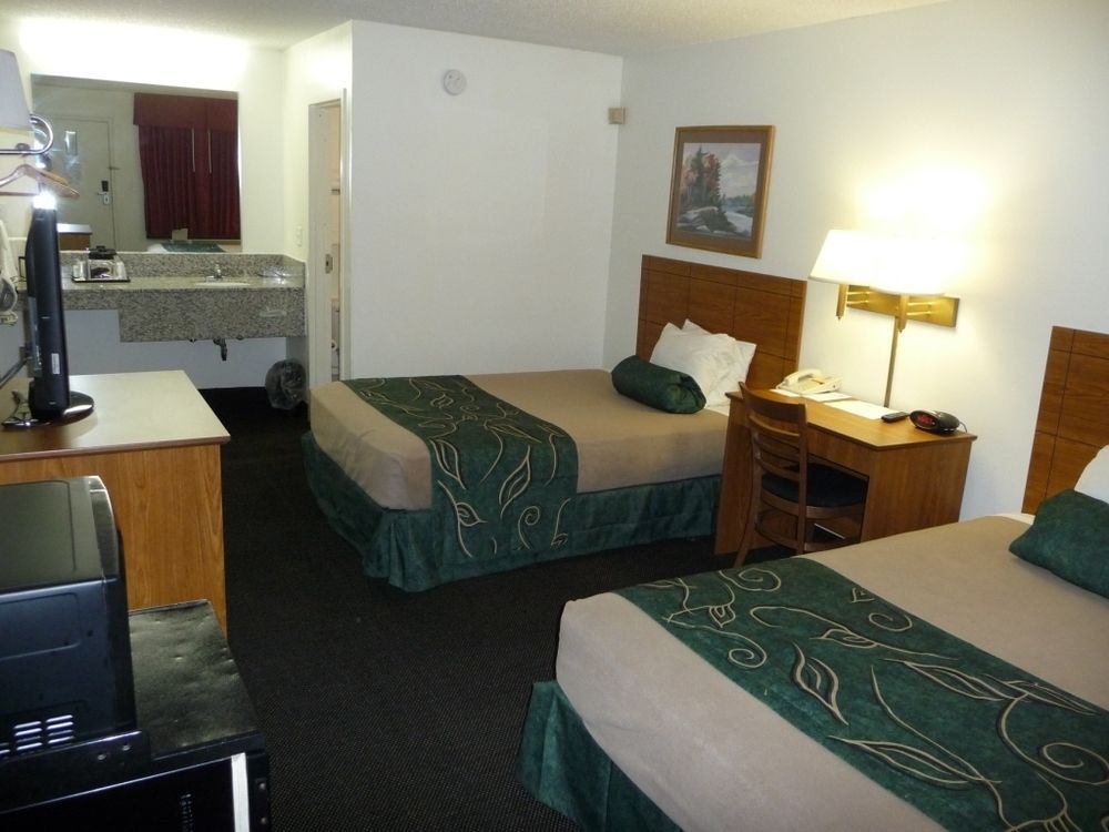 Value Inn - Livonia