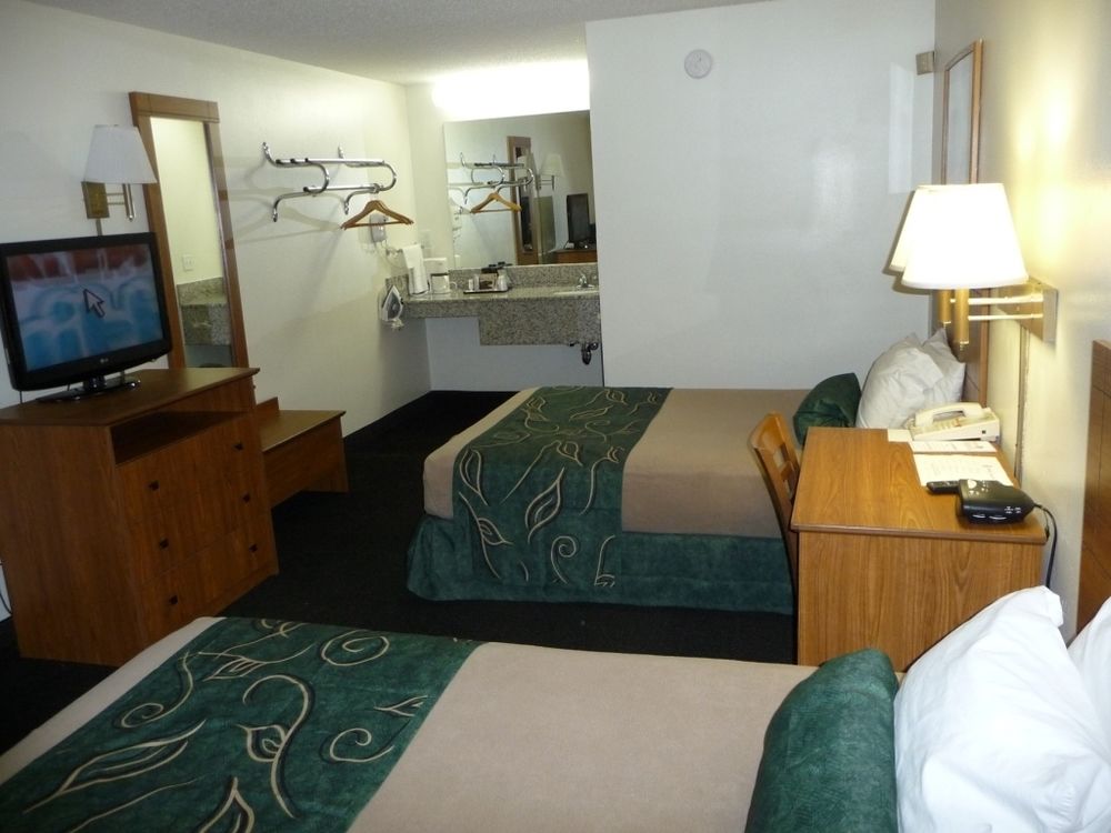 Value Inn - Livonia