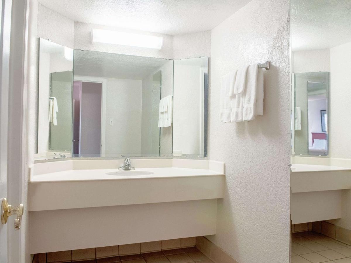 La Quinta Inn by Wyndham New Orleans Veterans / Metairie
