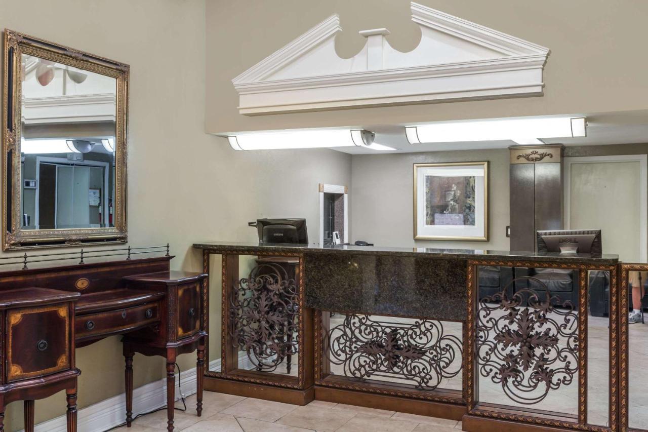 Super 8 by Wyndham Metairie
