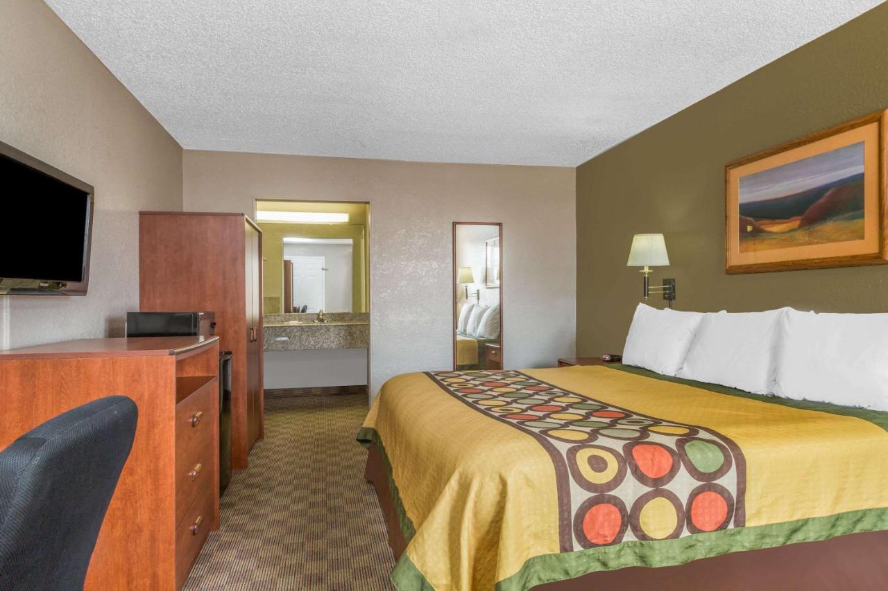 Super 8 by Wyndham Metairie