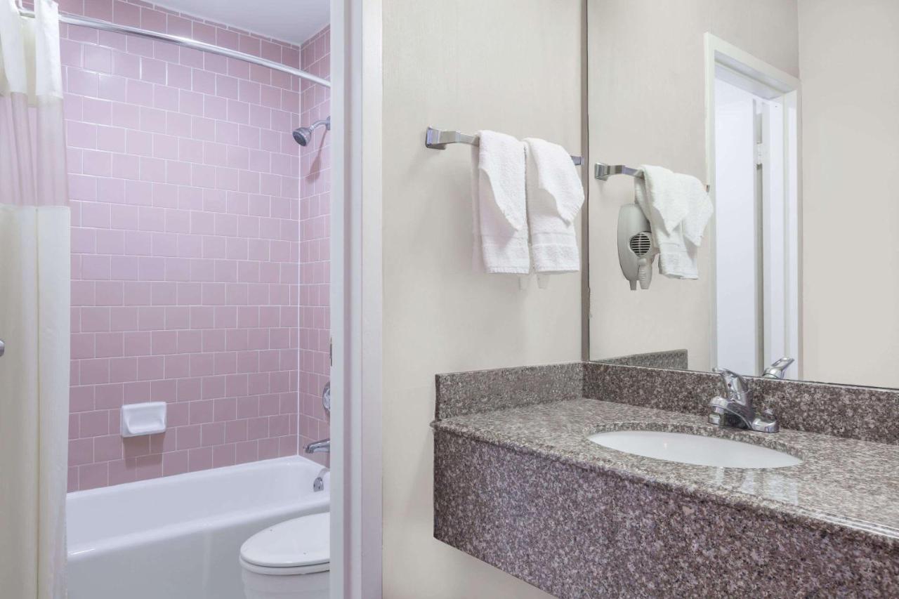 Super 8 by Wyndham Metairie