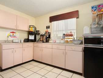 Super 8 by Wyndham Monroe