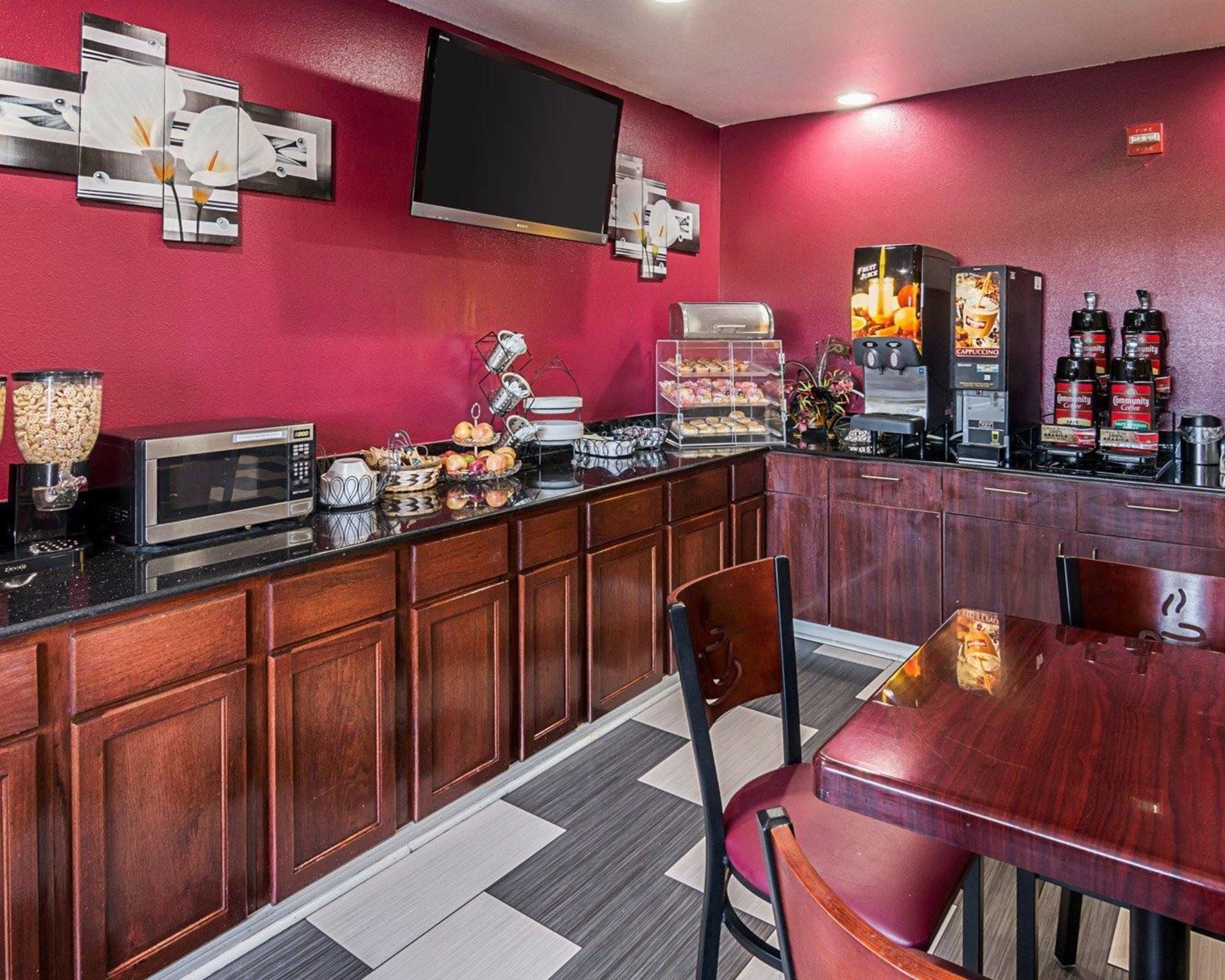 Econo Lodge Inn & Suites