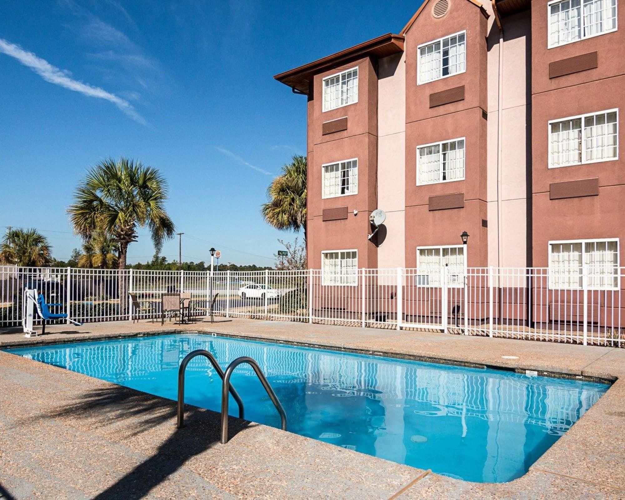 Econo Lodge Inn & Suites