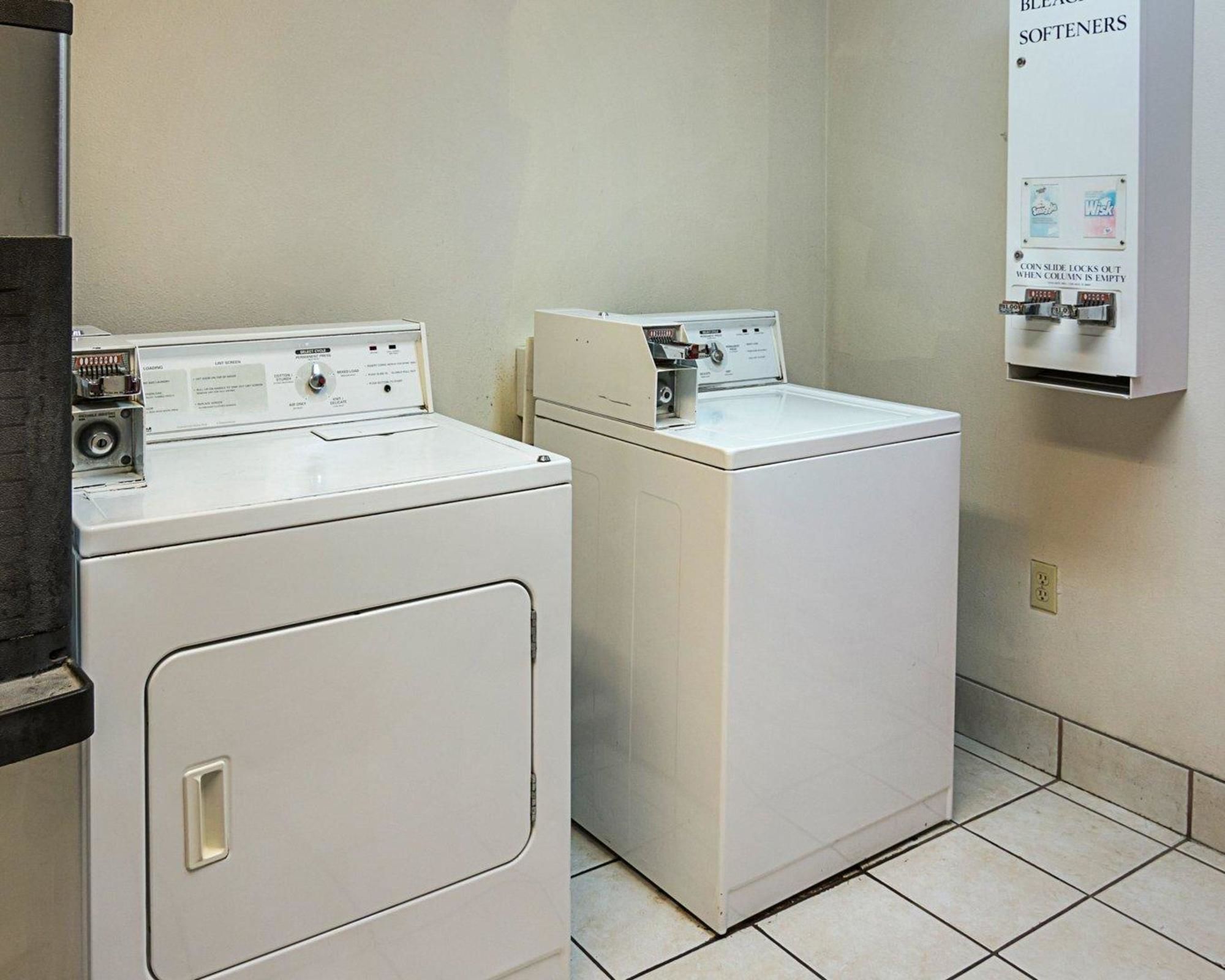 Econo Lodge Inn & Suites