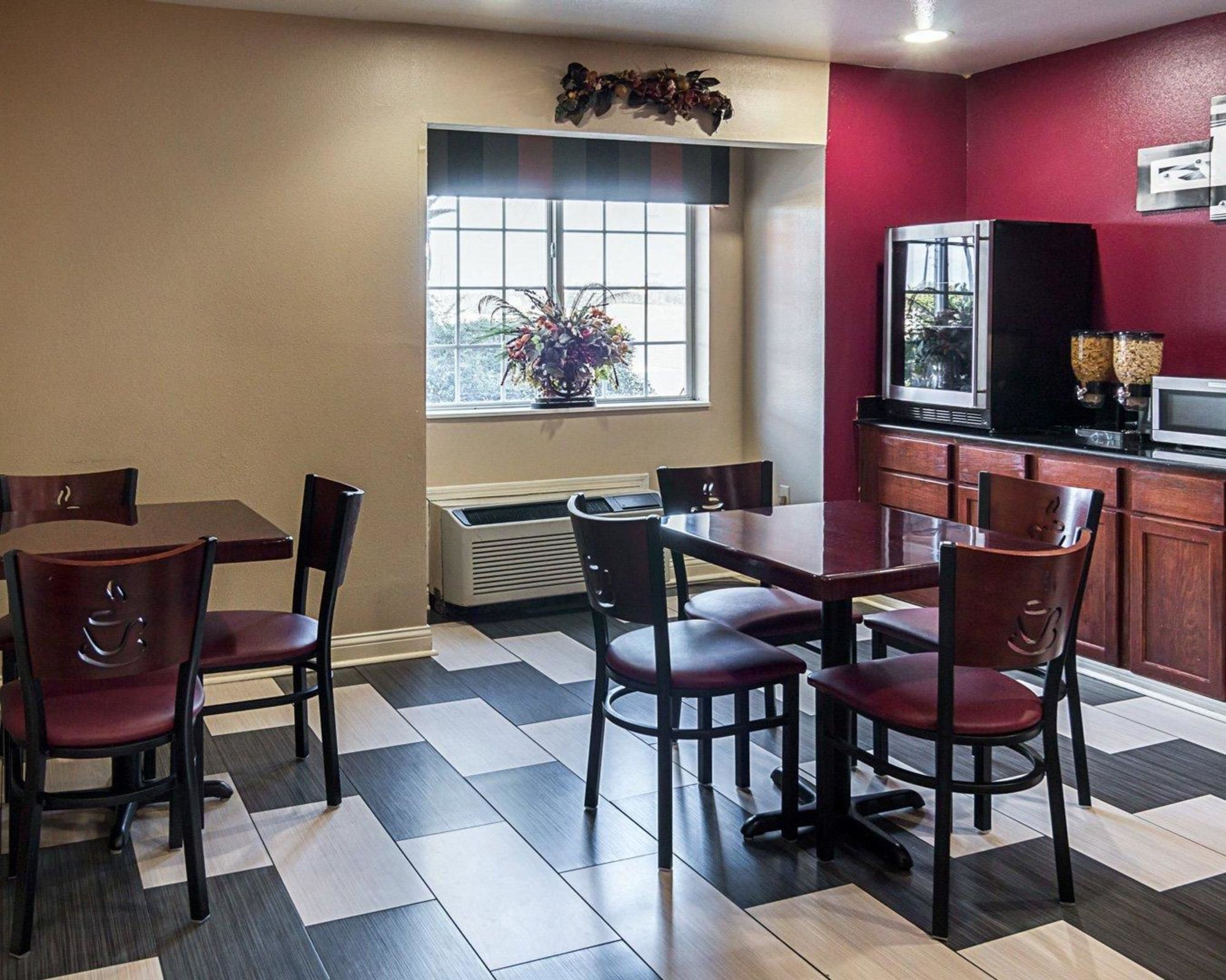 Econo Lodge Inn & Suites