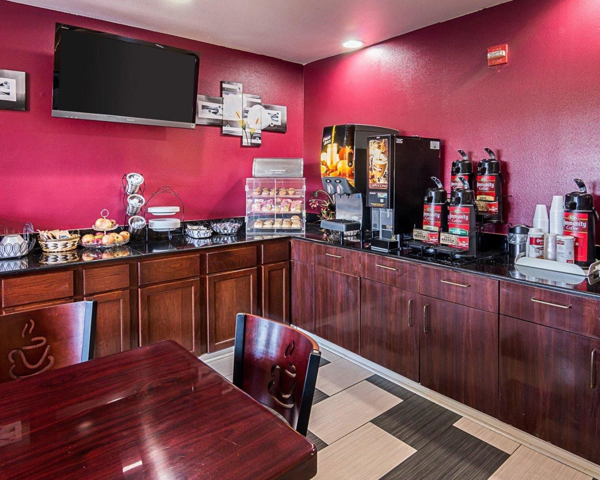 Econo Lodge Inn & Suites