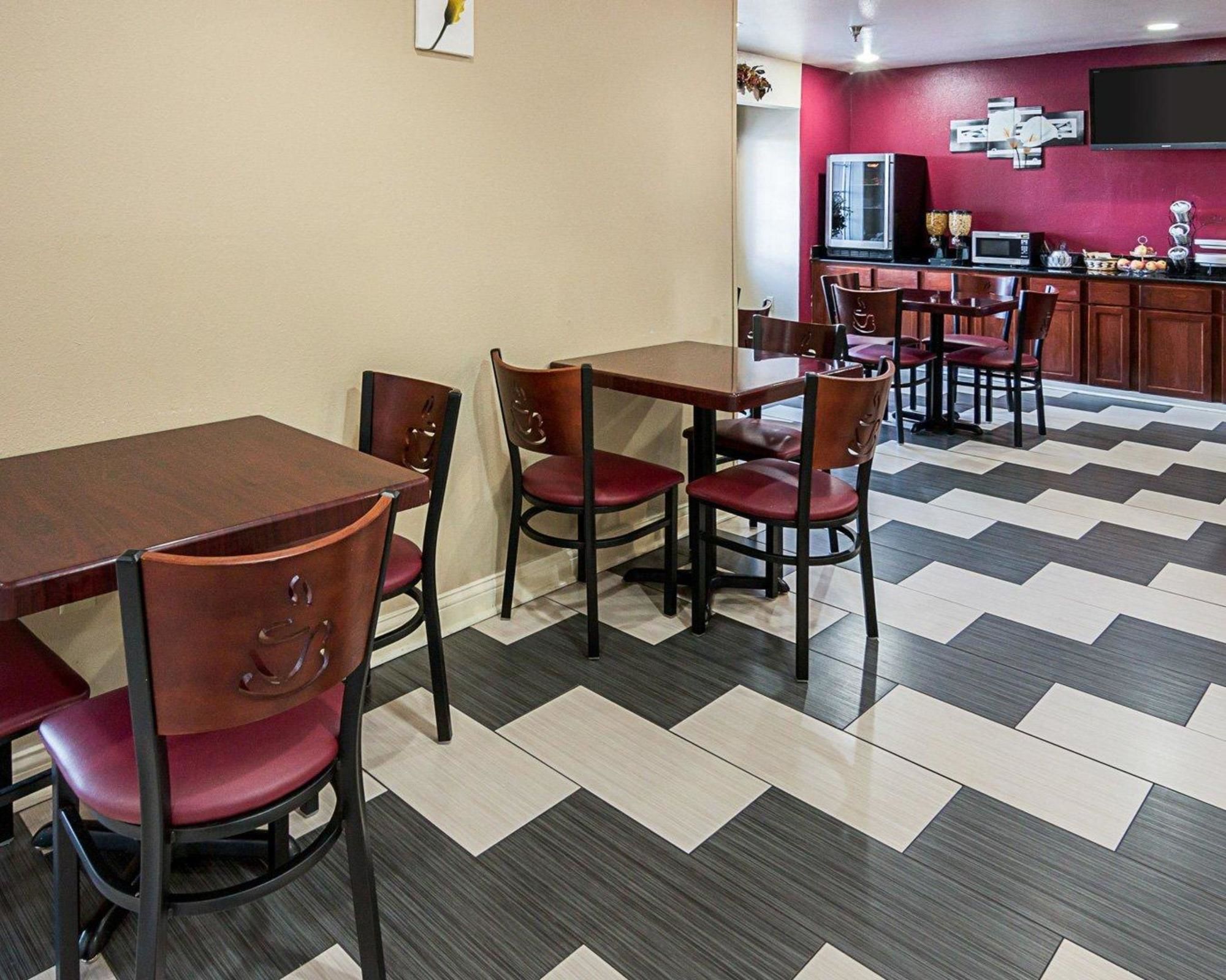 Econo Lodge Inn & Suites