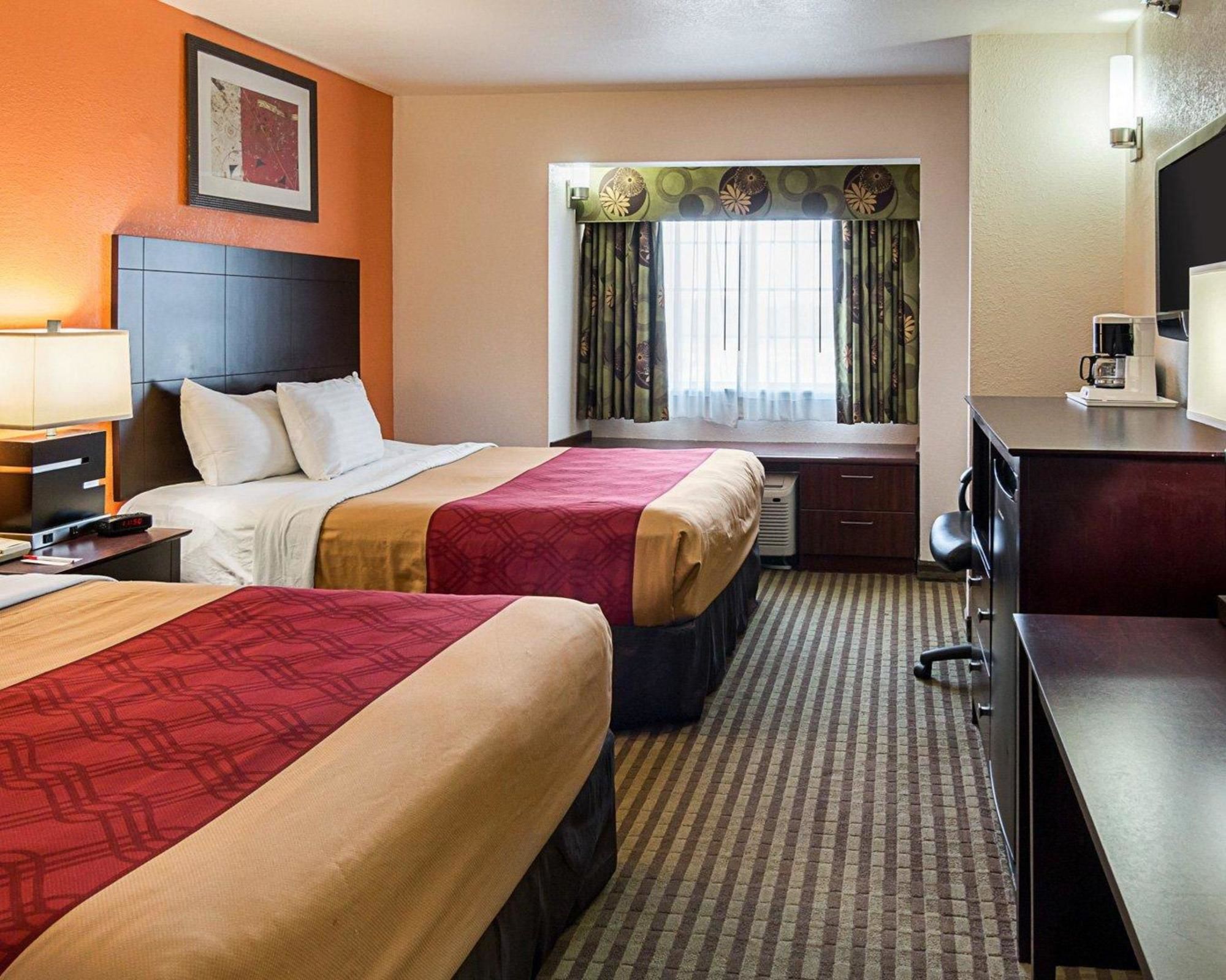 Econo Lodge Inn & Suites