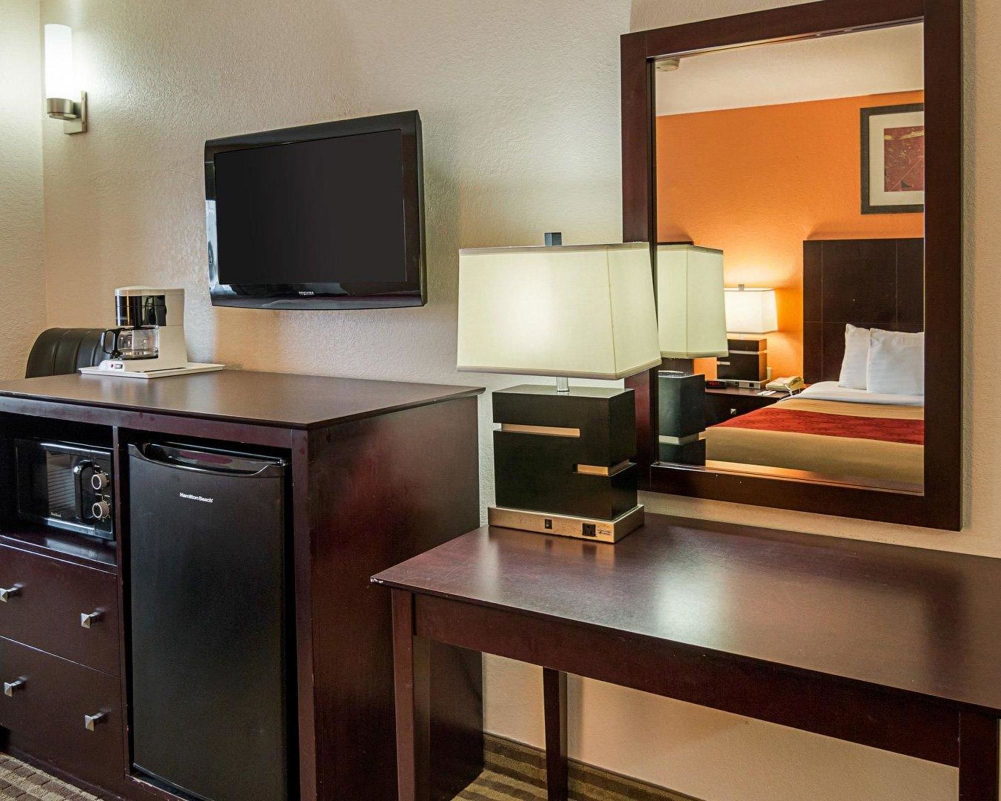 Econo Lodge Inn & Suites