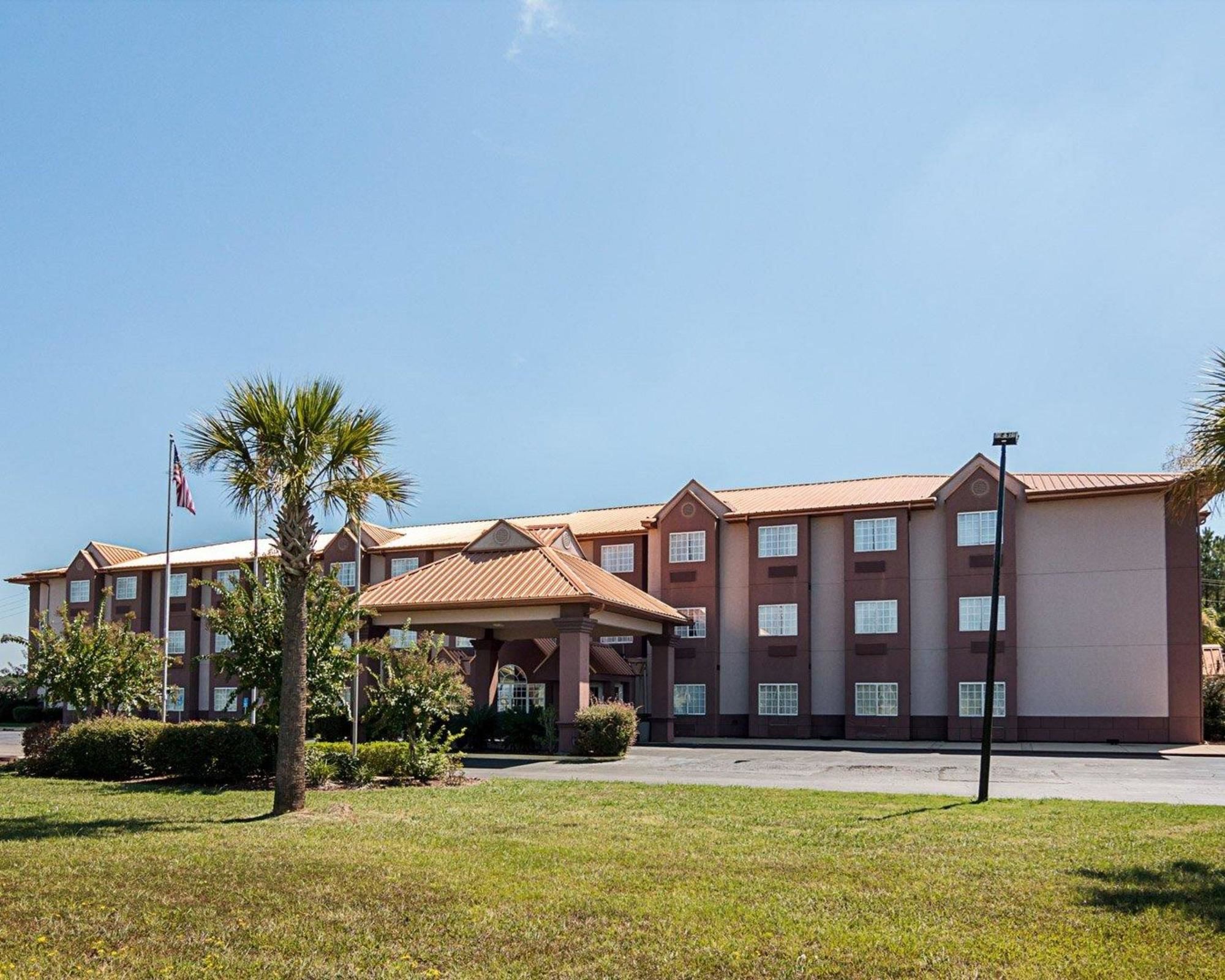 Econo Lodge Inn & Suites