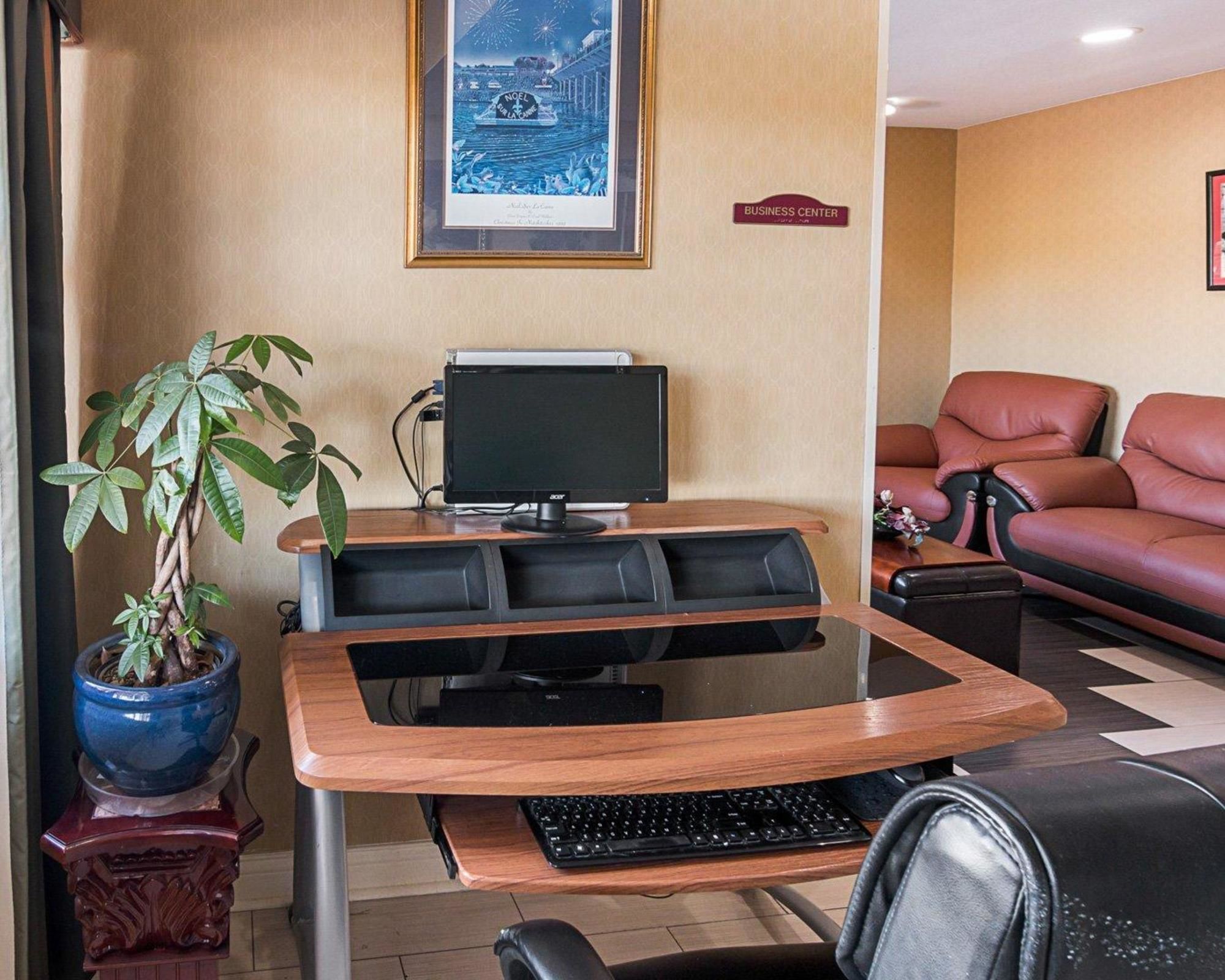 Econo Lodge Inn & Suites