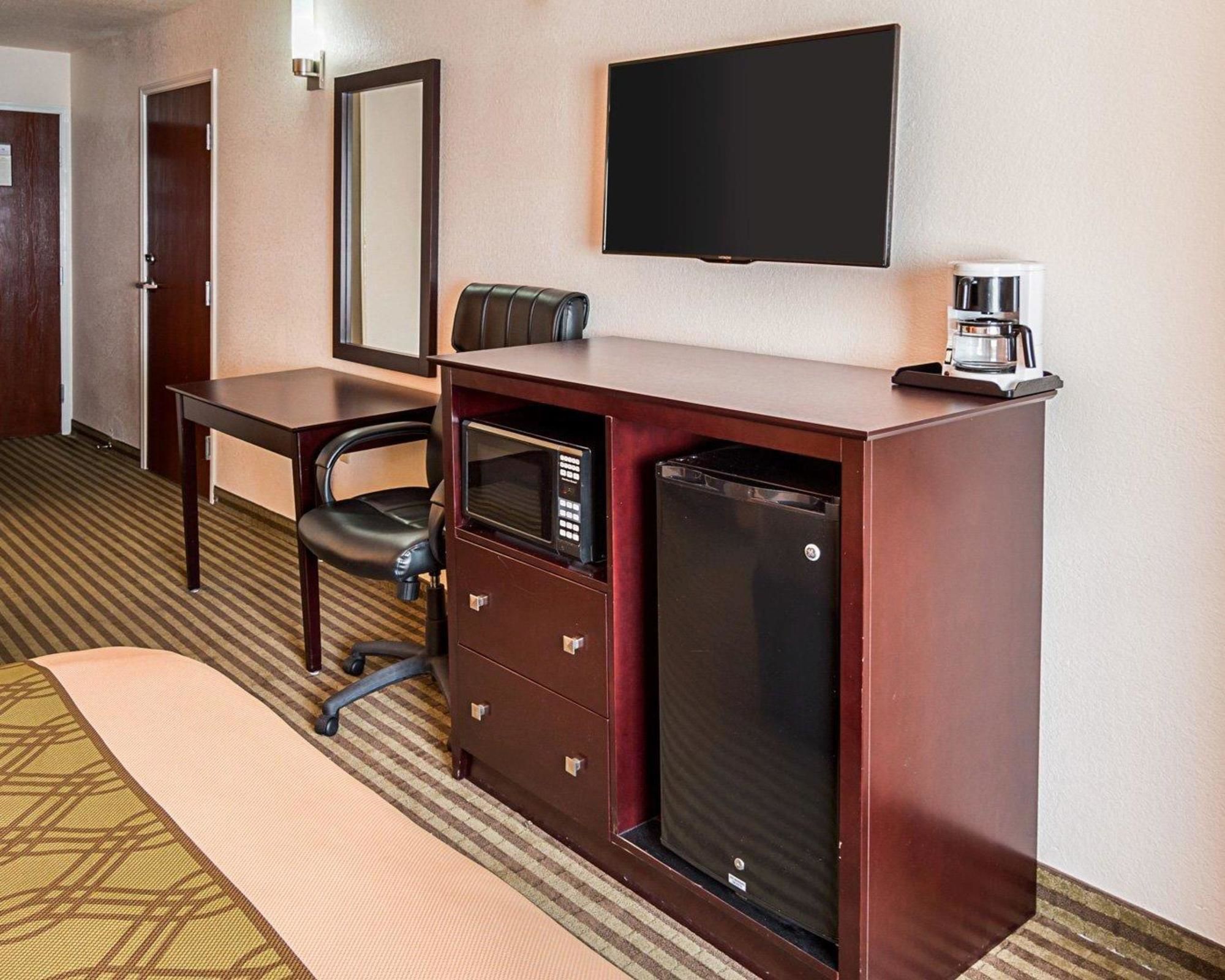 Econo Lodge Inn & Suites
