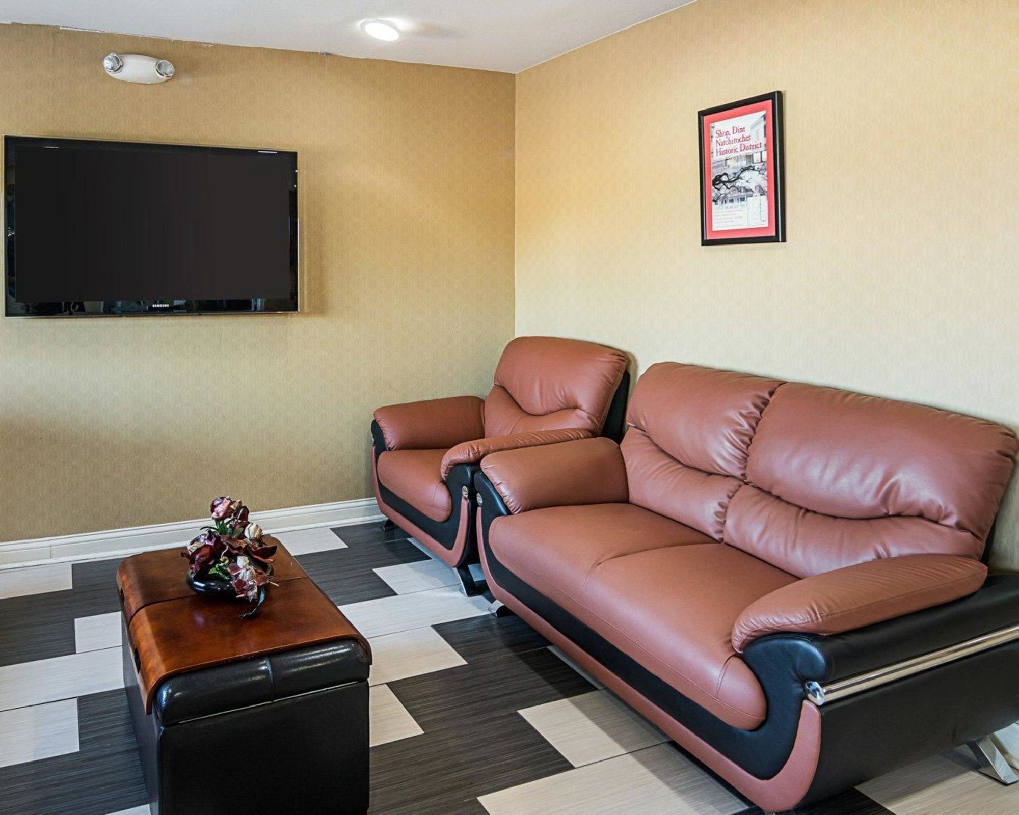 Econo Lodge Inn & Suites