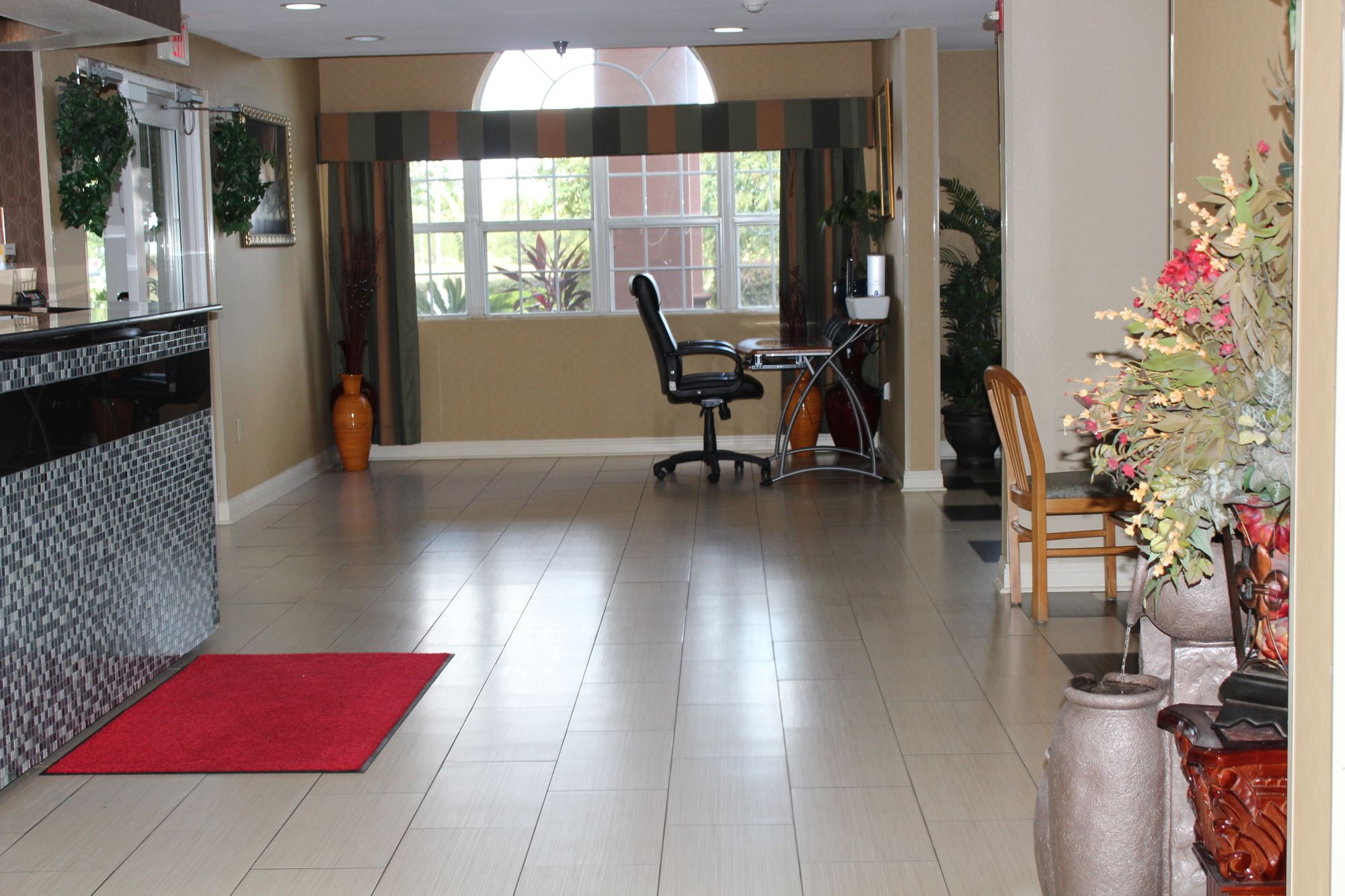Econo Lodge Inn & Suites