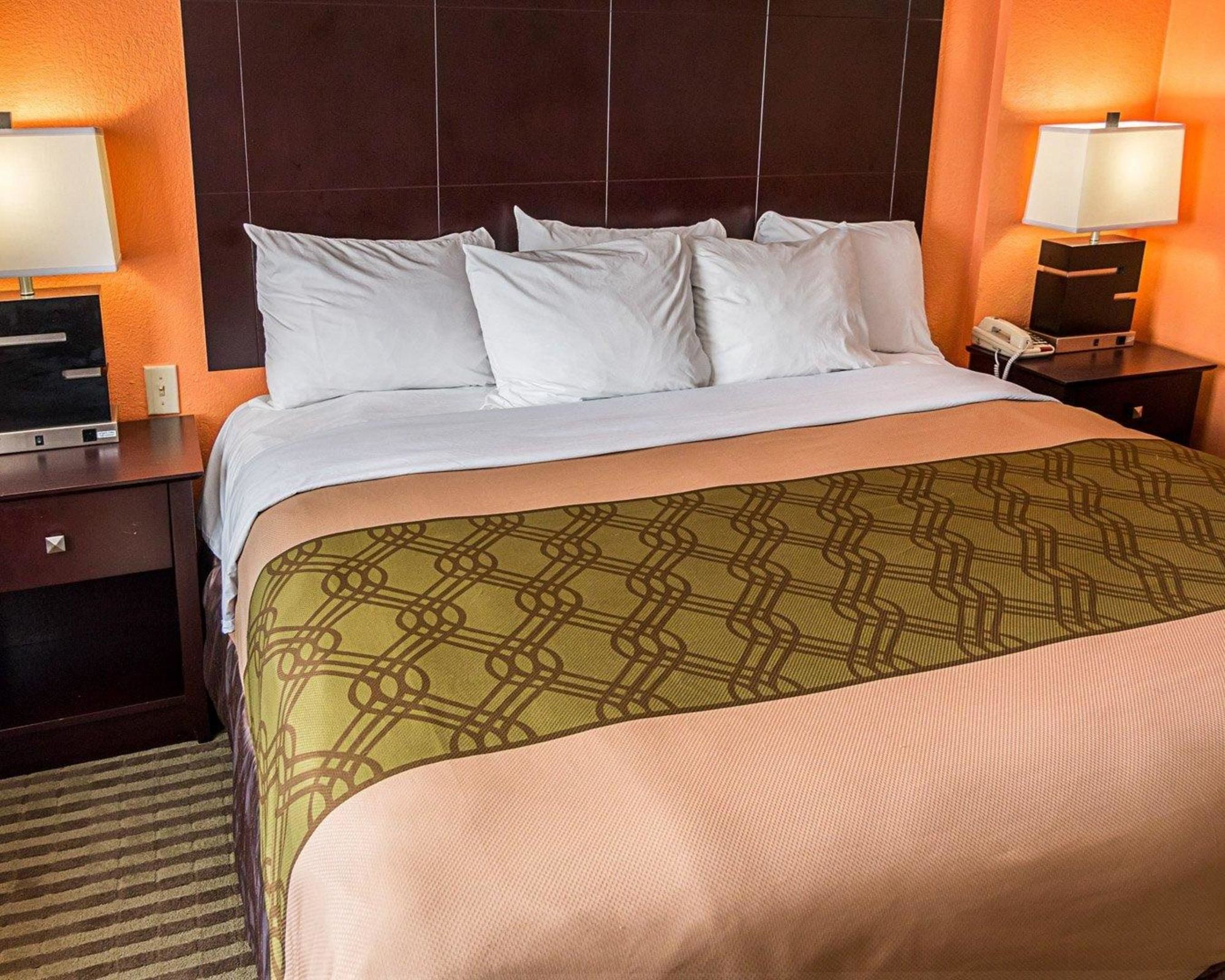 Econo Lodge Inn & Suites