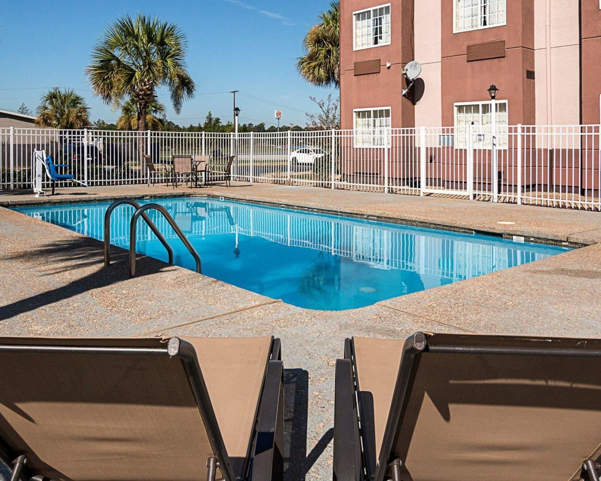 Econo Lodge Inn & Suites
