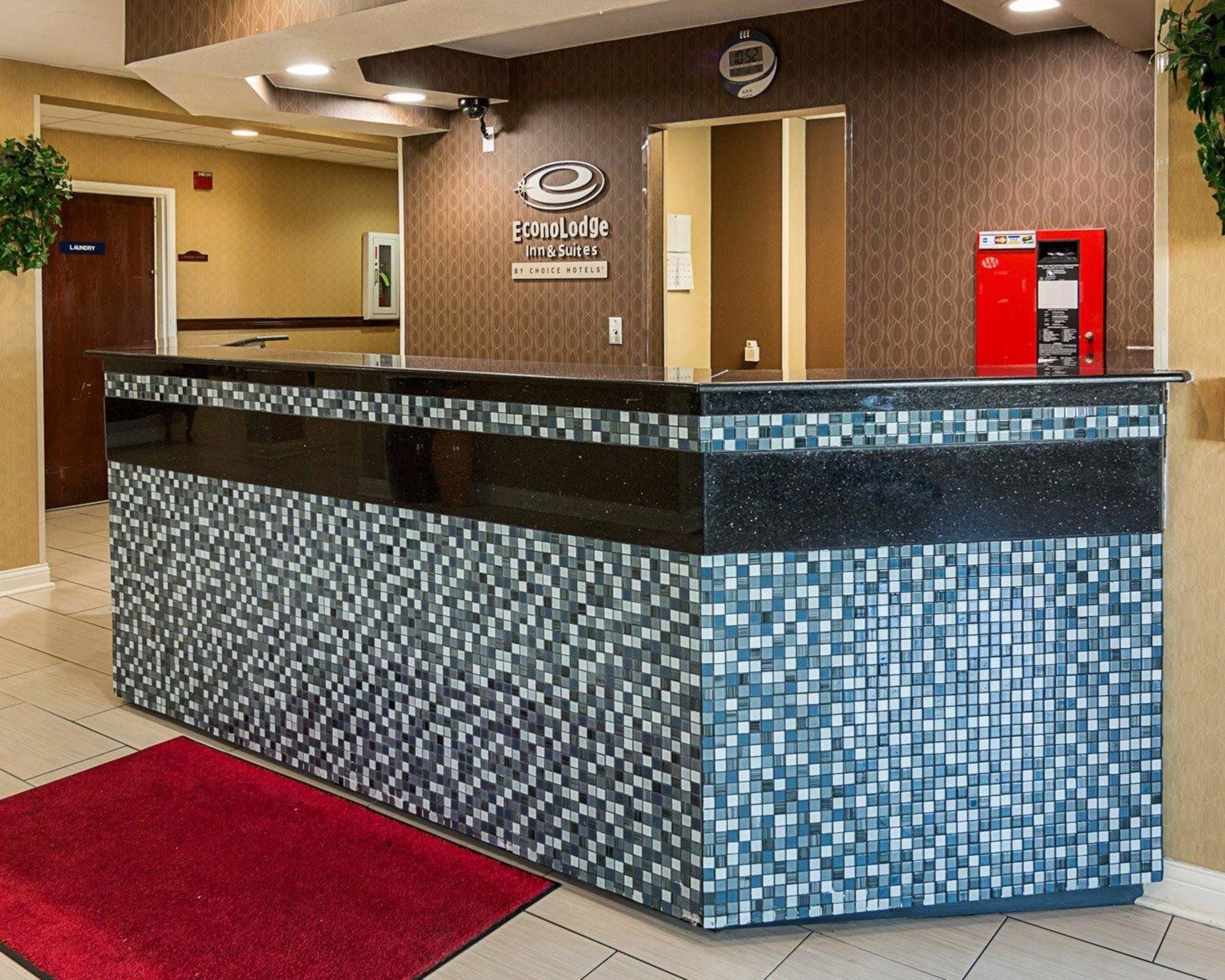 Econo Lodge Inn & Suites