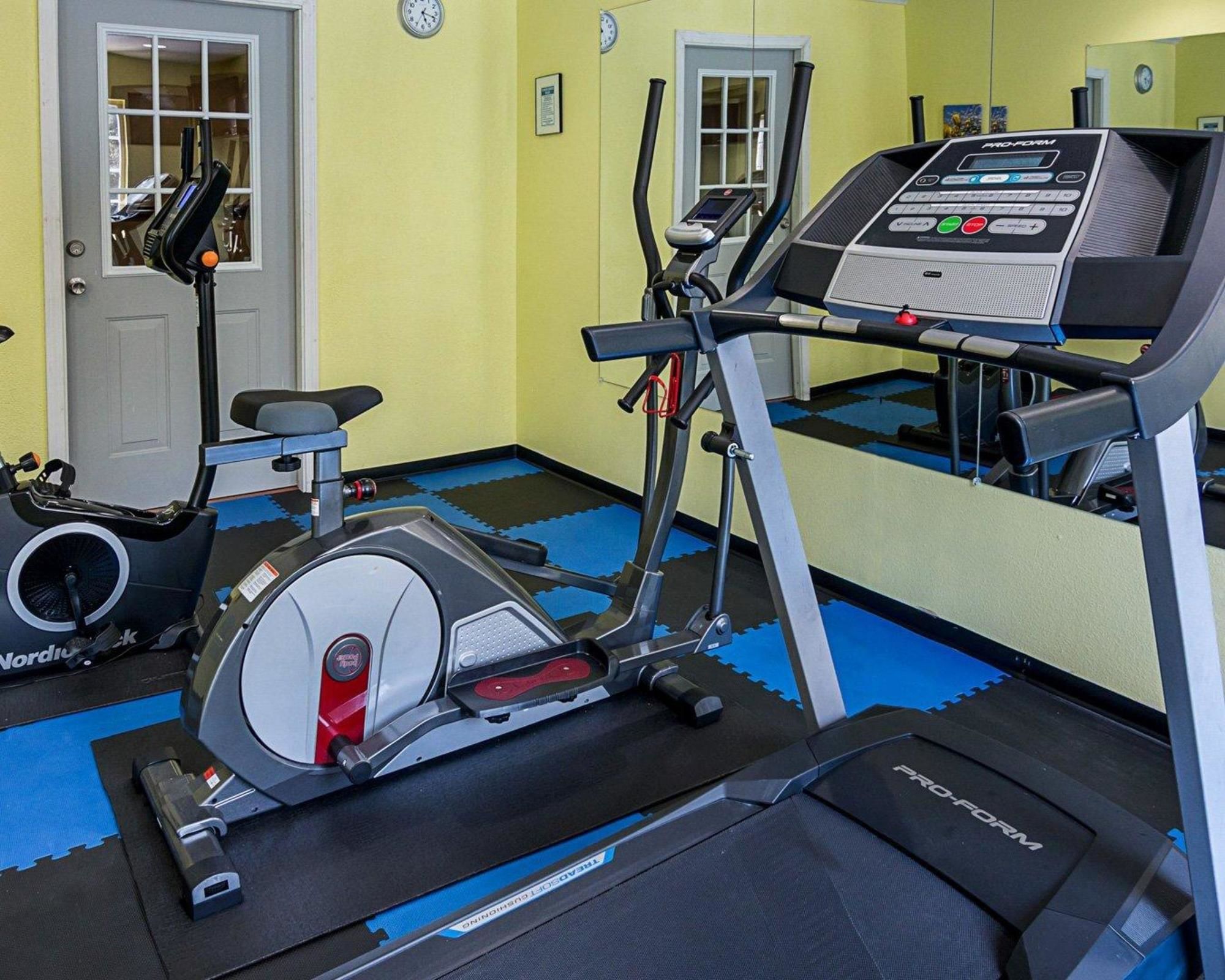 Econo Lodge Inn & Suites