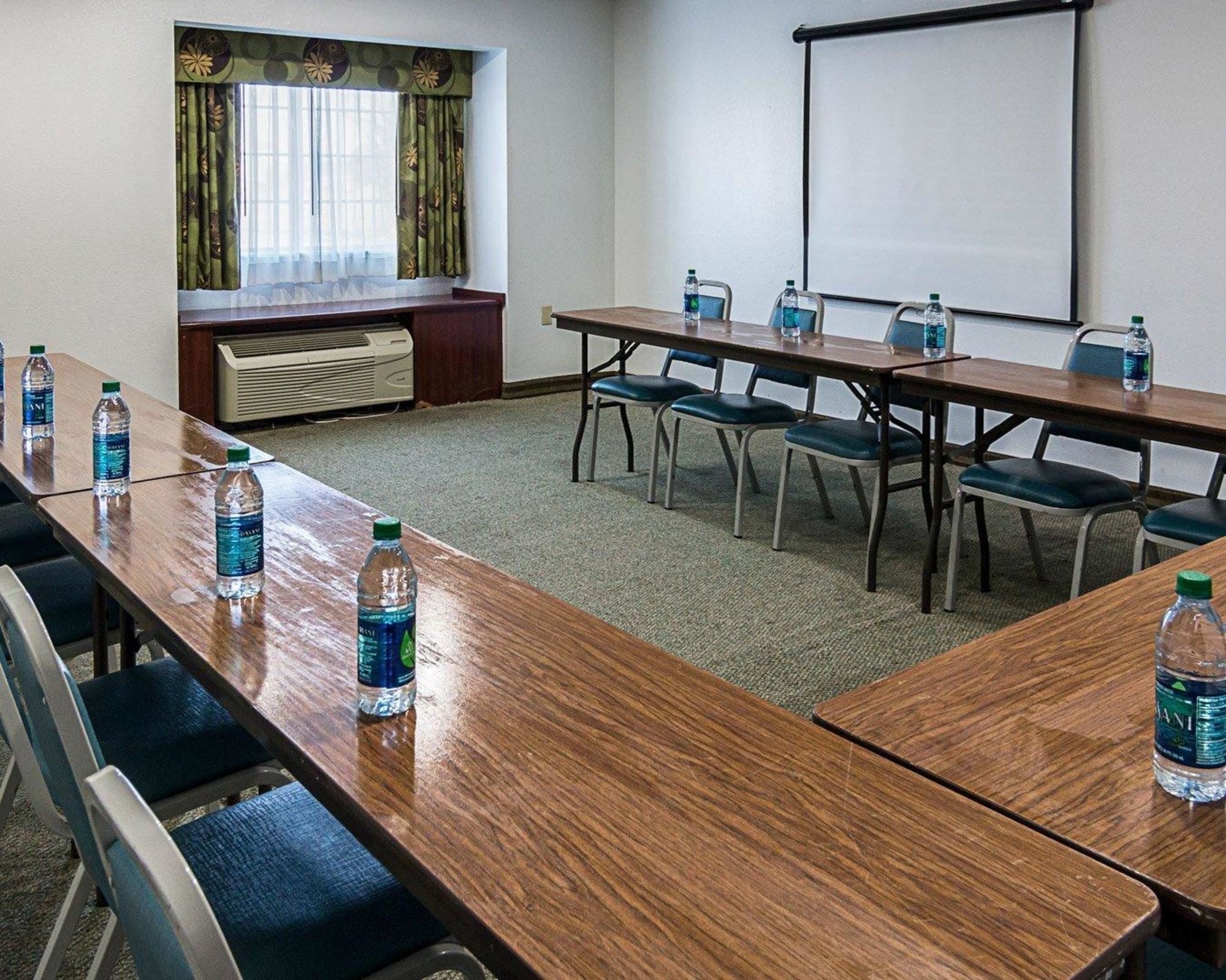 Econo Lodge Inn & Suites