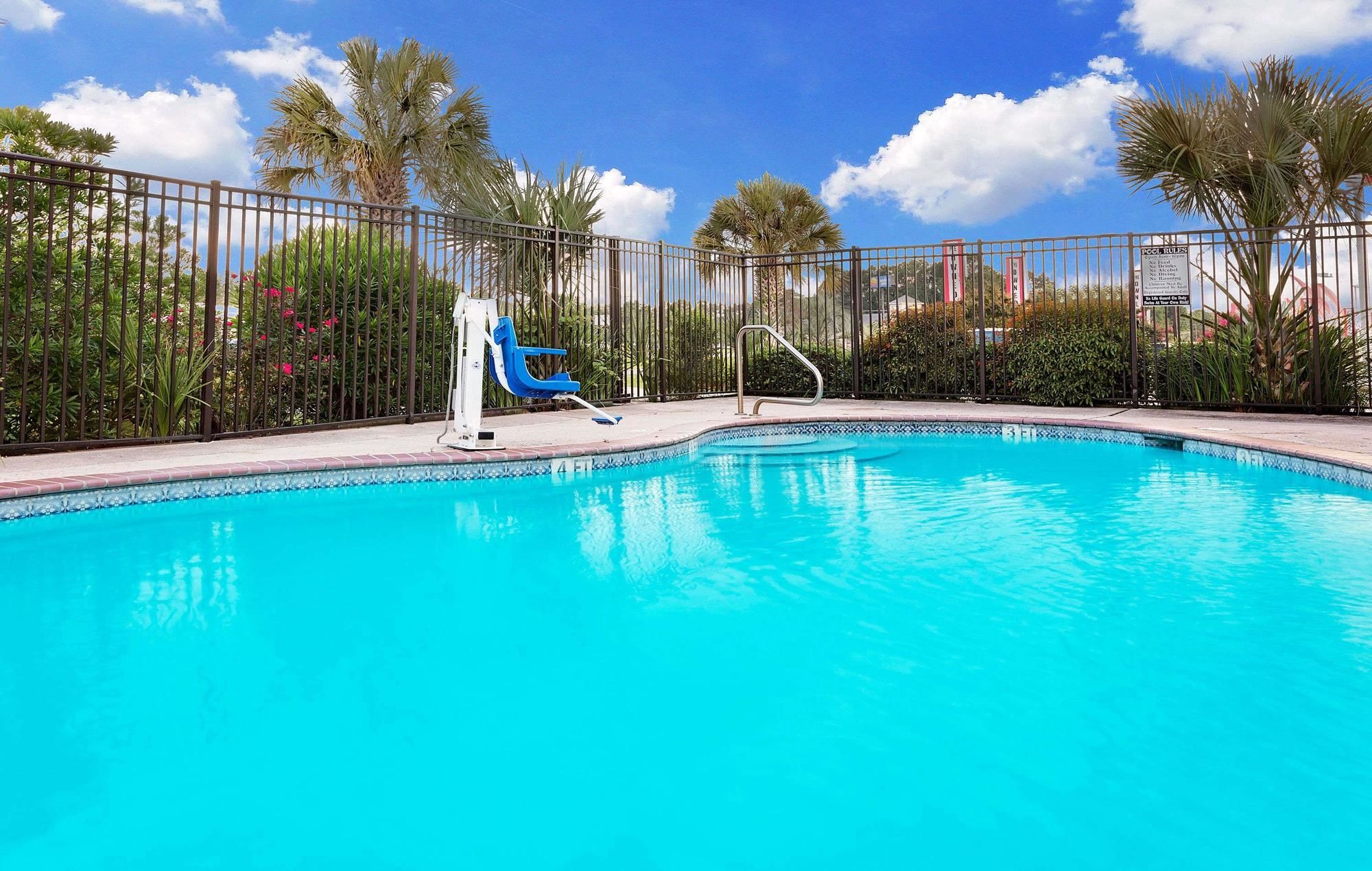 Days Inn & Suites by Wyndham Opelousas