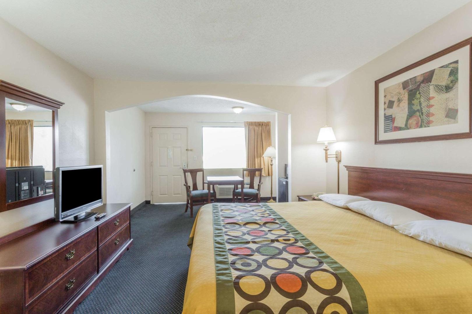 Super 8 by Wyndham Slidell