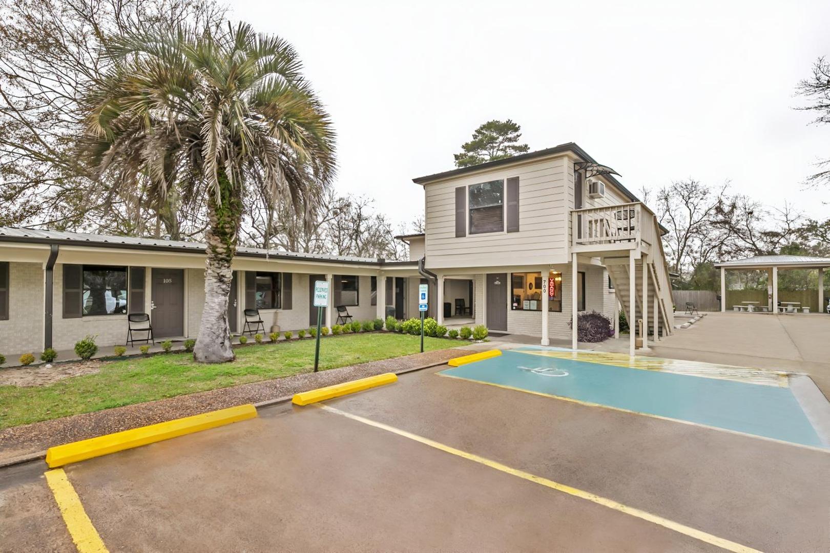 Hotel Sulphur LA Hwy 90 West by OYO Rooms