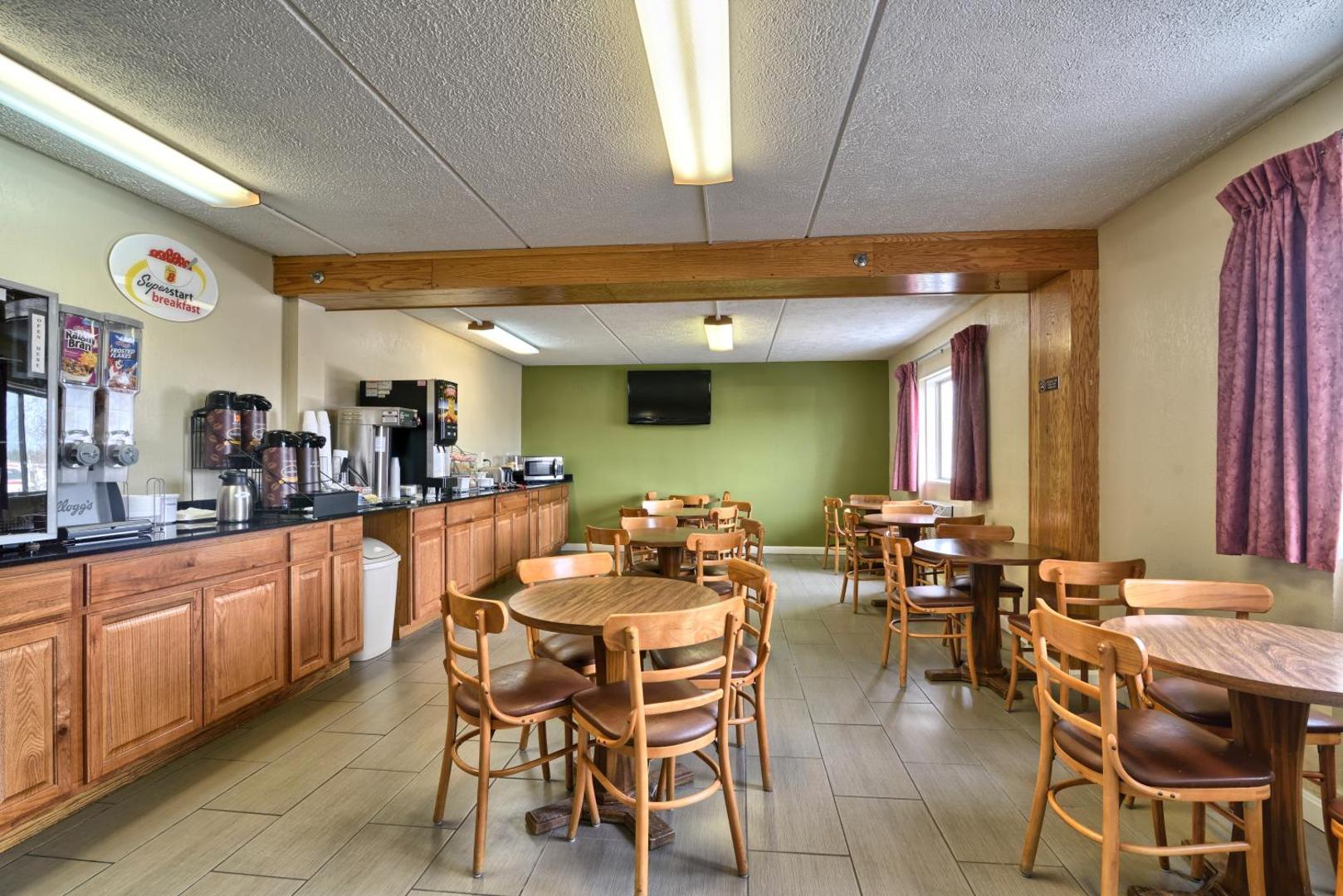Super 8 by Wyndham Bangor