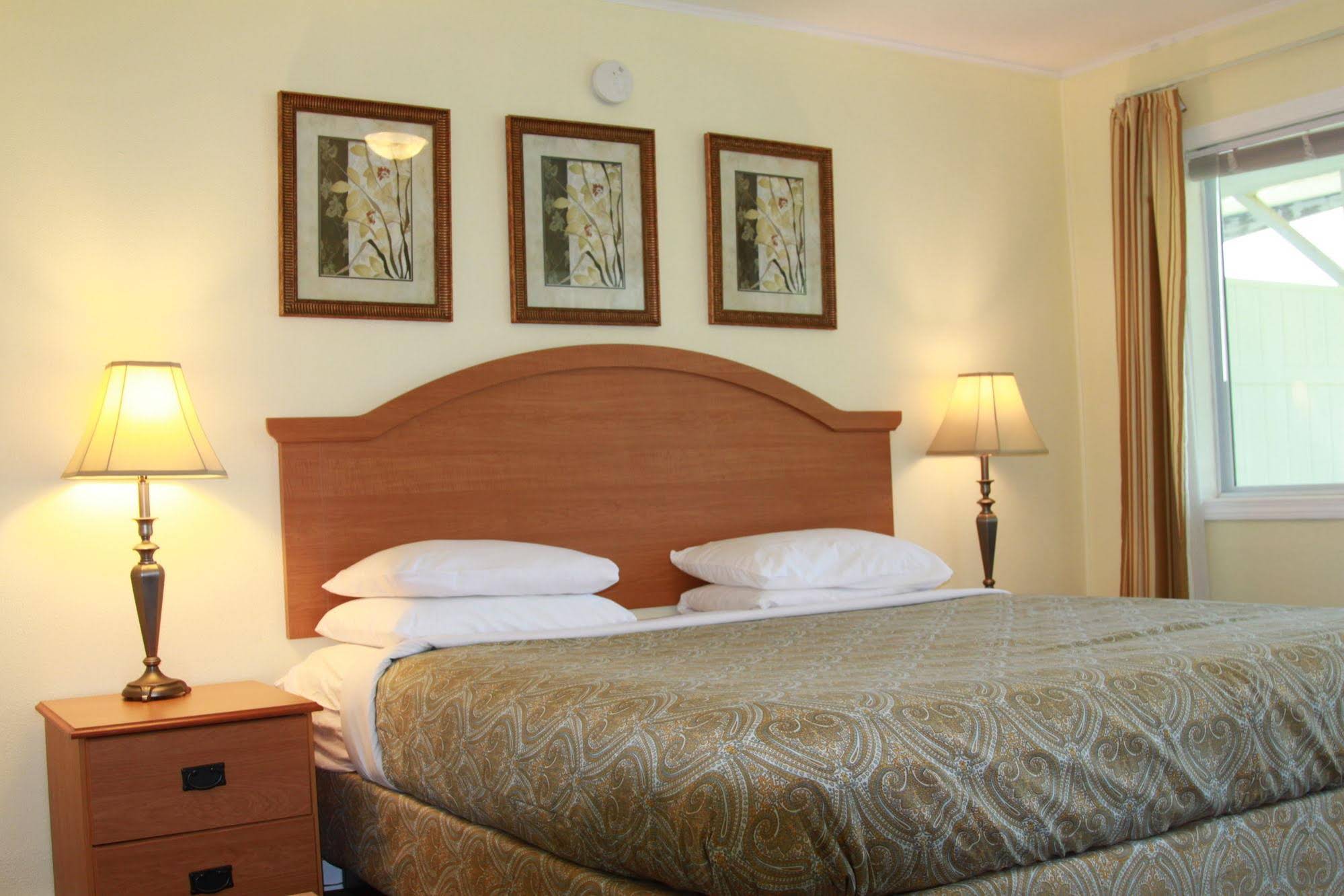 Beach Cove Waterfront Inn