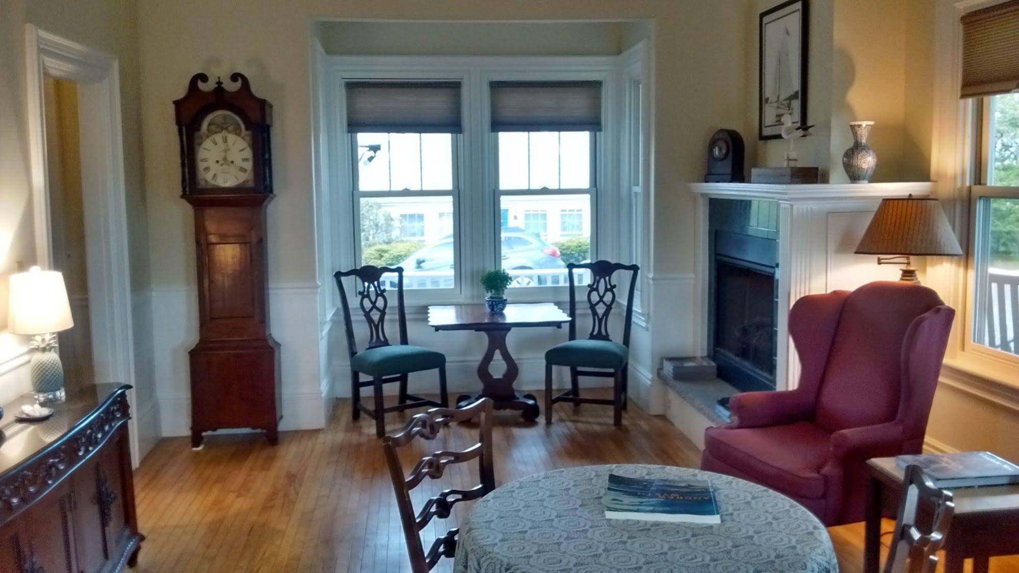 Harbor House Inn