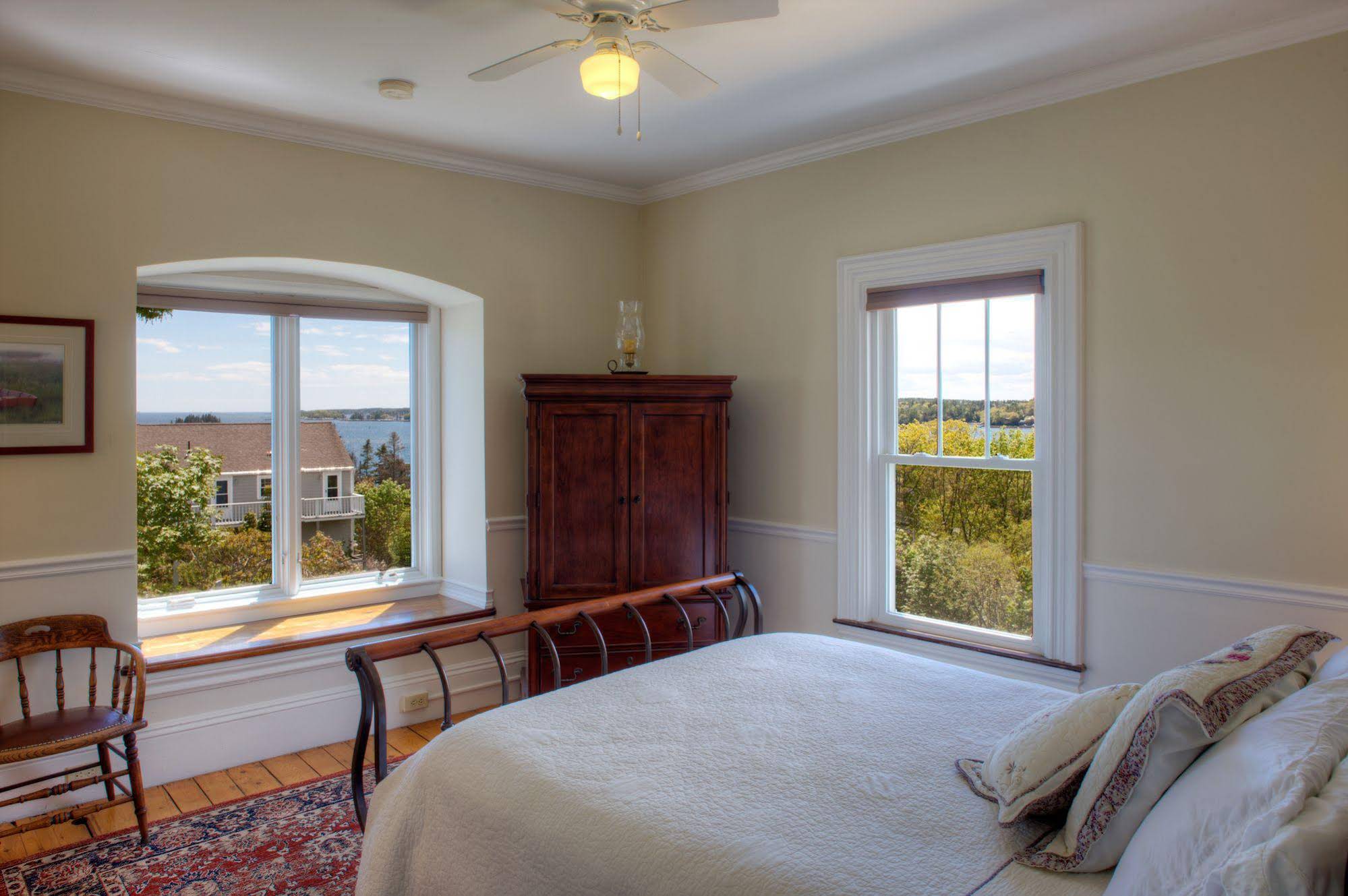 Harbor House Inn