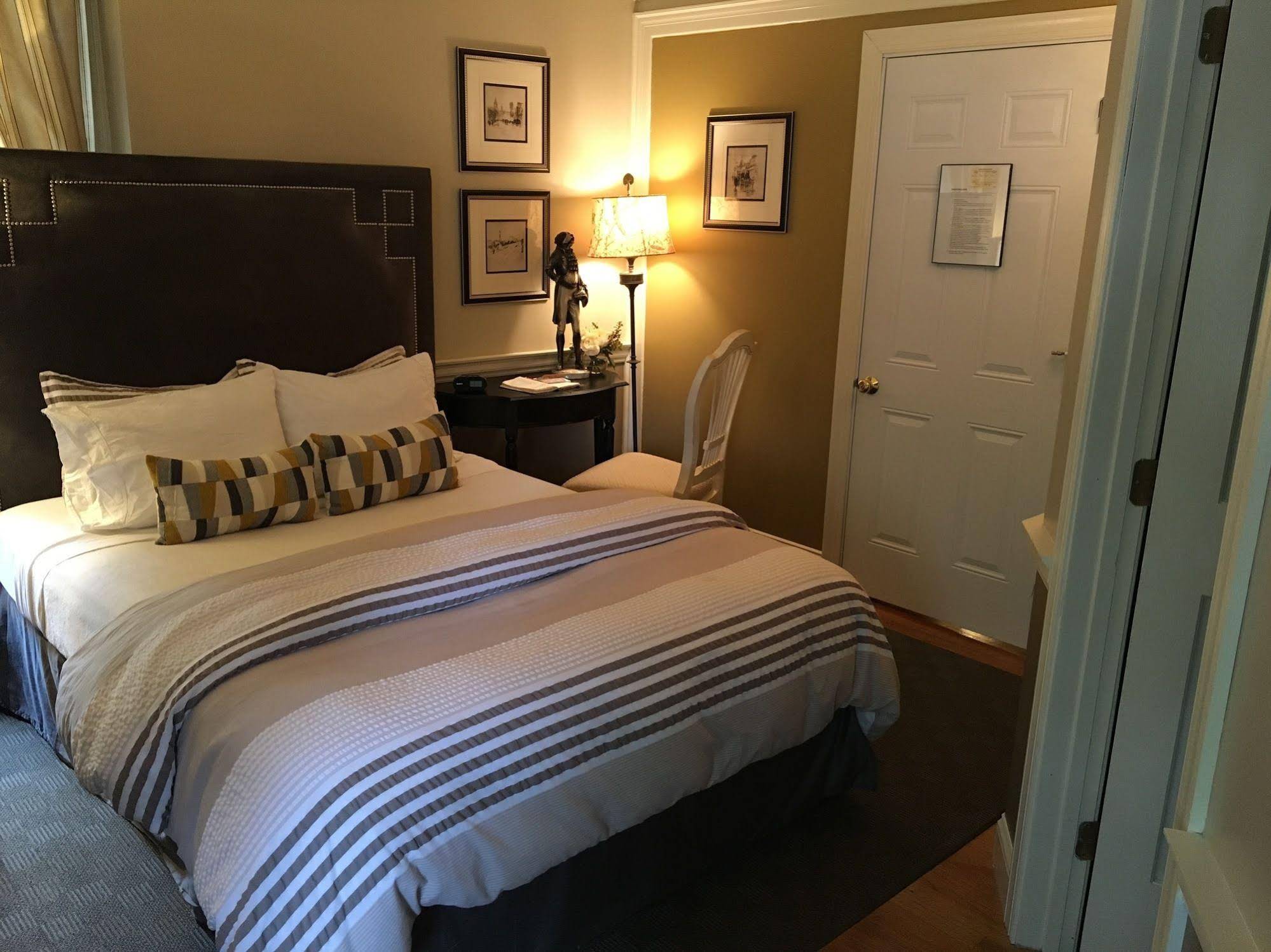 PineCrest Inn