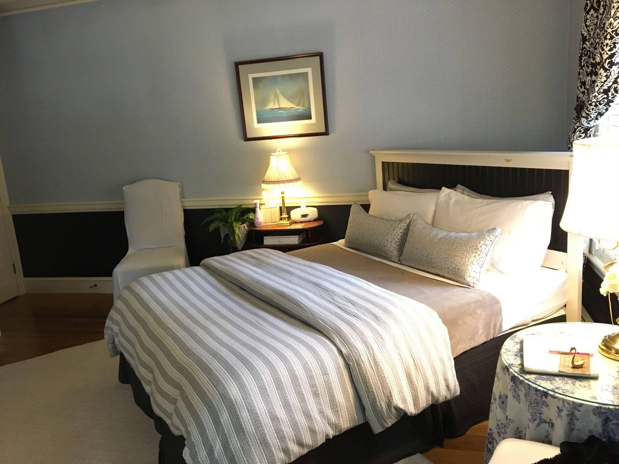 PineCrest Inn
