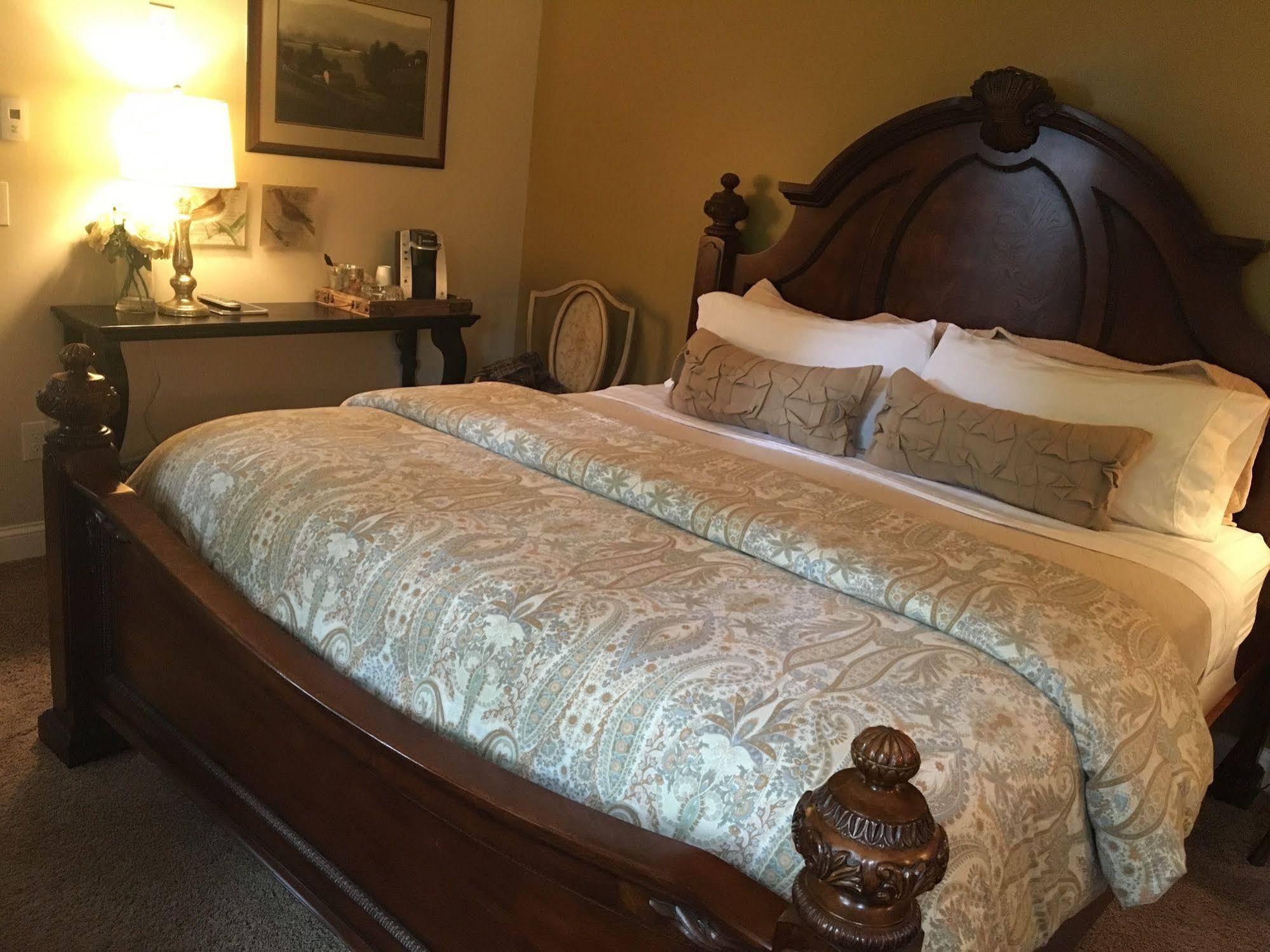 PineCrest Inn