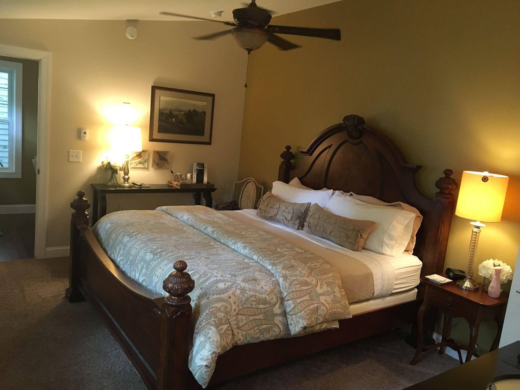 PineCrest Inn
