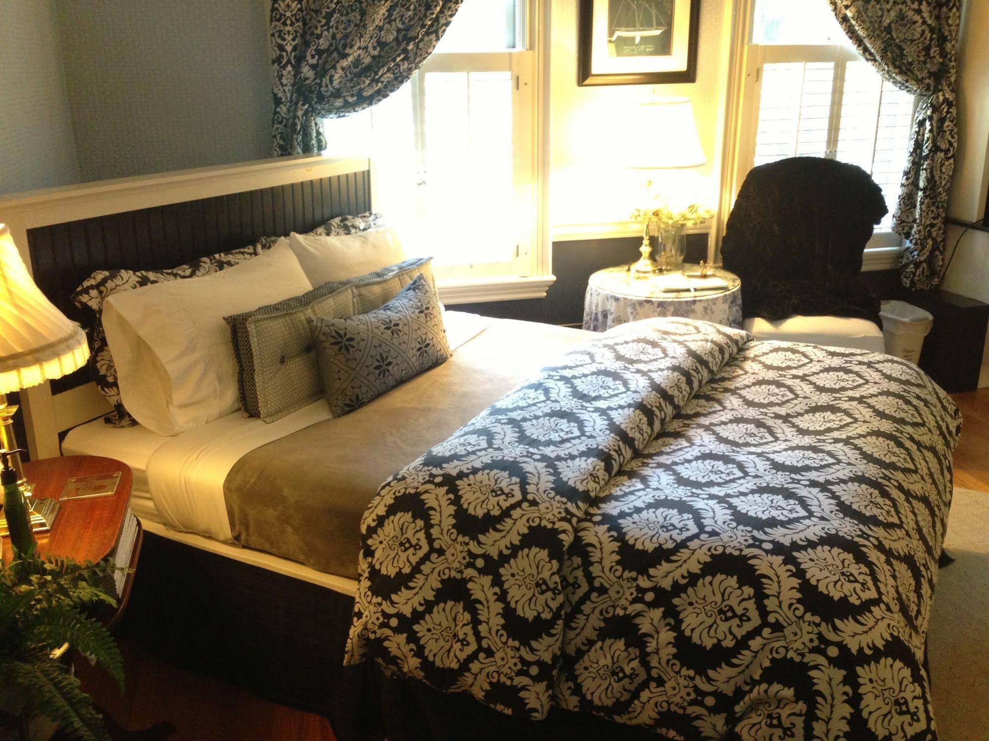 PineCrest Inn